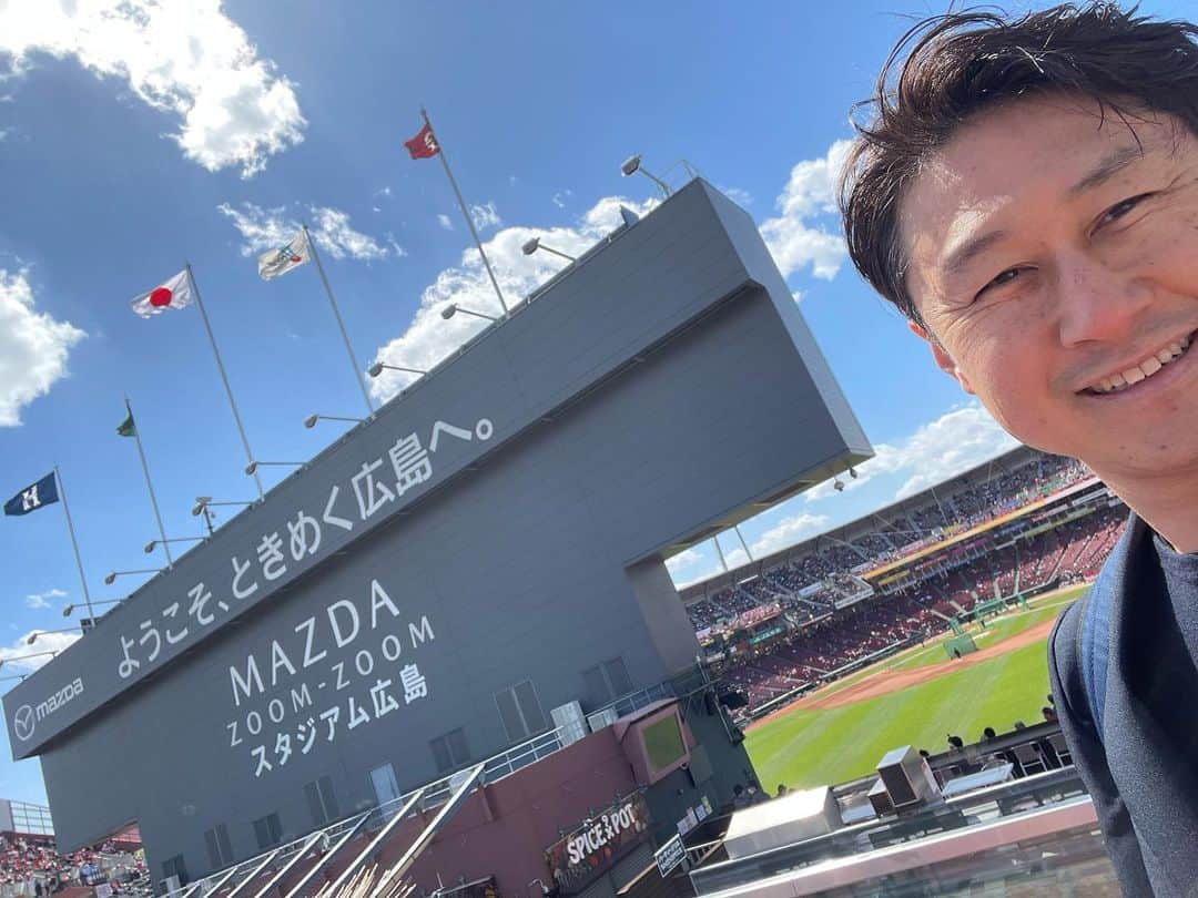 下山英哉さんのインスタグラム写真 - (下山英哉Instagram)「まさにボールパーク⚾️  地域に愛され続ける… その魅力を改めて実感‼️  週末の陽射しの下 揺れる赤いウェーブ❗️  アメリカ勤務時代に感じた 街に根づいたスポーツ文化を 思い出しました⚾️🏈🏒🏀  #マツダzoomzoomスタジアム  #マツダスタジアム  #広島東洋カープ  #読売ジャイアンツ　戦 #ボールパーク #広島 #プロ野球 #1番長野で沸く #言えなかったけど巨人ファン #mazdazoomzoom  #stadium #hiroshima」4月10日 21時37分 - shimoyama.hideya