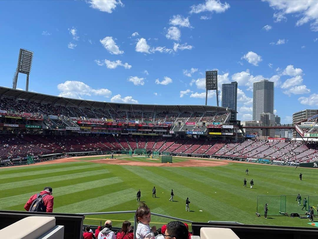 下山英哉さんのインスタグラム写真 - (下山英哉Instagram)「まさにボールパーク⚾️  地域に愛され続ける… その魅力を改めて実感‼️  週末の陽射しの下 揺れる赤いウェーブ❗️  アメリカ勤務時代に感じた 街に根づいたスポーツ文化を 思い出しました⚾️🏈🏒🏀  #マツダzoomzoomスタジアム  #マツダスタジアム  #広島東洋カープ  #読売ジャイアンツ　戦 #ボールパーク #広島 #プロ野球 #1番長野で沸く #言えなかったけど巨人ファン #mazdazoomzoom  #stadium #hiroshima」4月10日 21時37分 - shimoyama.hideya