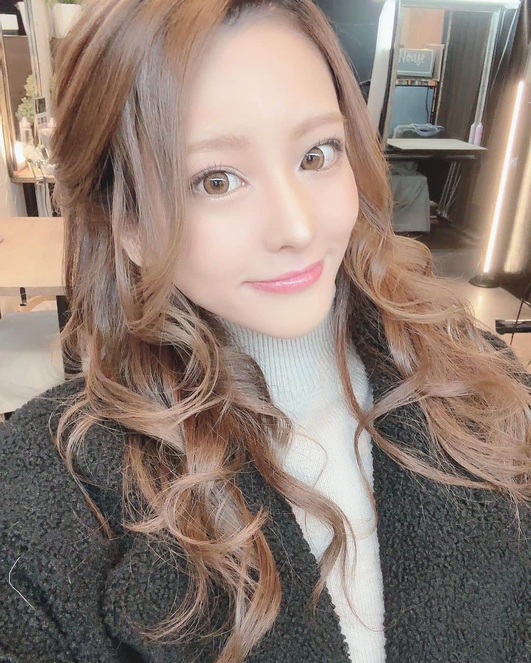 冬城めぐみのインスタグラム：「お久しぶりですみなさま🐰 投稿サボりすぎて今年初投稿でございます🤦🏻‍♀️  改めましてあけましておめでとうございます🎍🌅🎍 もう1年の3分の1終わるけど笑  今年も冬城めぐみをよろしくね🐰❤️  #ススキノ #すすきのキャバ嬢 #ニュークラブ #キャバ嬢 #ホステス #飲み屋」