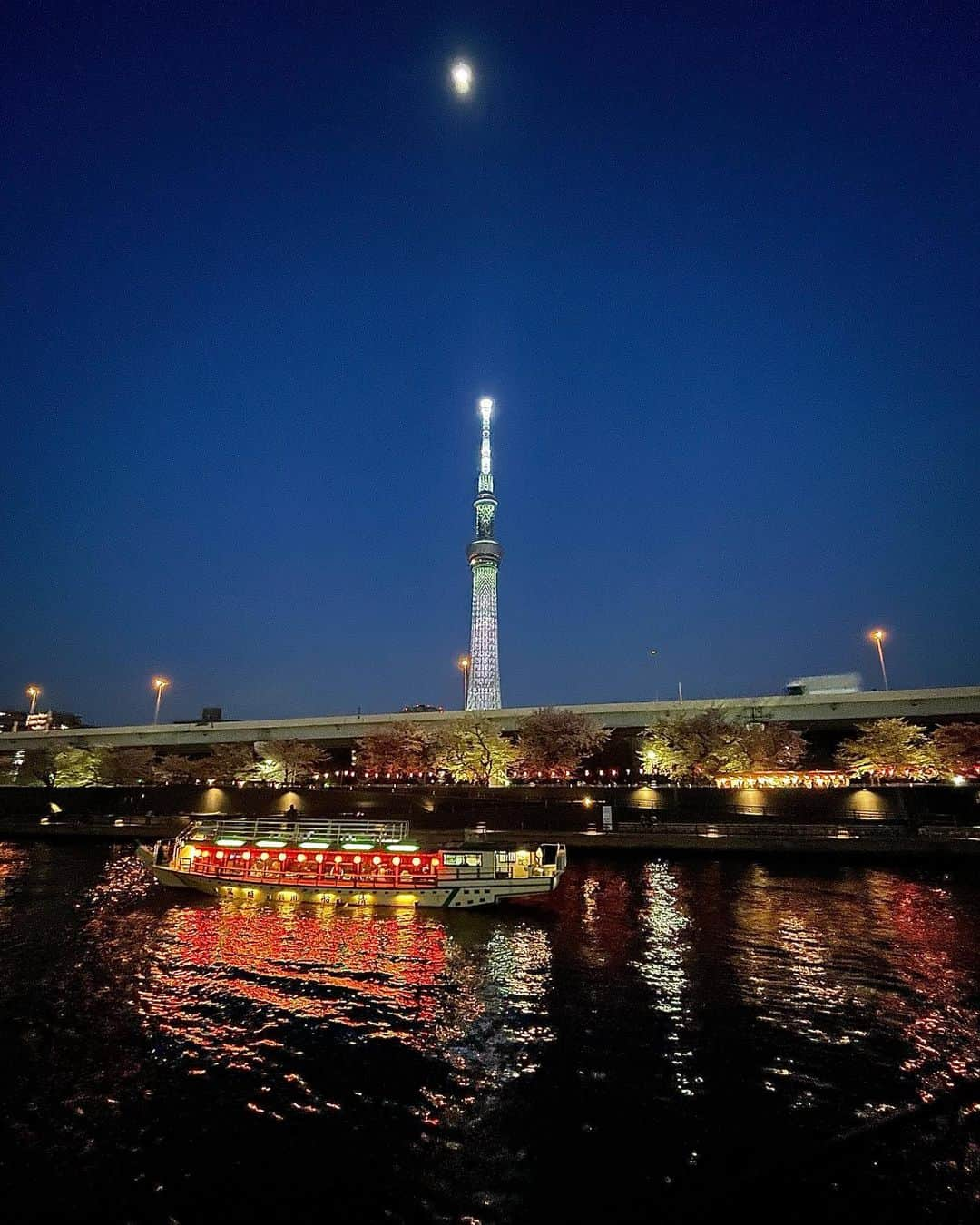 尚玄のインスタグラム：「My first cherry blossom viewing cruise on Sumida river. Thank you for inviting @inouetakashi san!!   #CheeryBlossom #Sumidariver #Skytree  #花見 #隅田川 #スカイツリー」