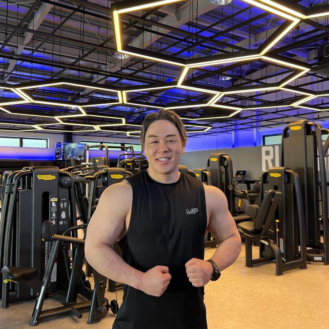 山澤礼明のインスタグラム：「宮崎市に山澤プロデュースのFit Grace24が4月12日にオープンします✨ @fit_grace_   当初はFIT PLACEで出す予定だったんだけど弊社の都合で出店が間に合わず特例でプロデュースという形となりました。  なのでマシンや料金形態などはFIT PLACEと同じです。  一年継続で入会の方は月額2980円(税込3278円)から通えます。  内装もオシャレでカッコイイしコスパも最強だし超オススメ。  是非お近くの方は通ってね！  FIT PLACE24は4月13日大阪長居店がオープンするよ✨ NEXT→5月11日三宮　　5月18日綾瀬  #山澤礼明#筋トレ#筋肉#ジム#フィットネス#宮崎」