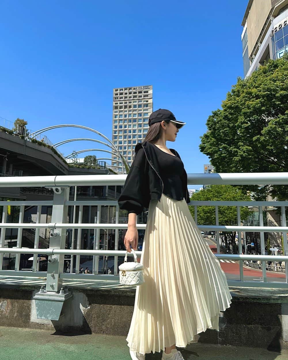 留奥麻依子のインスタグラム：「お天気良くて気づいたらすんごい歩いてた🌞🍃 #コーディネート」