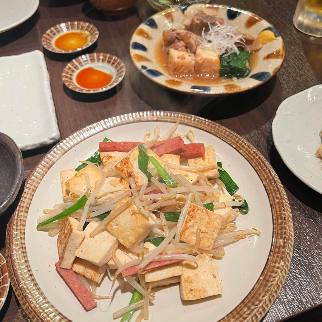 momo さんのインスタグラム写真 - (momo Instagram)「⁡ ⁡ #公開記録8日目 4月9日 朝 51.4kg ⁡ ⁡ 朝食 321kcal ・雑穀ご飯 ・鮭フレーク ・バナナ ⁡ ⁡ 昼食 534kcal ・生ハムサラザ(1/3) ・ラザニア ⁡ ⁡ 夕食 519kcal(外食) ・オリオンビール1杯 ・カジキマグロの刺身 ・そーめんチャンプル ・もずく酢 ・もずく出汁巻たまご ・島豆腐チャンプル ・ソーキ煮 ⁡ ⁡ ⁡ 間食 172kcal ・桜餅2個 ⁡ ⁡ トータル1546kcal ⁡ 運動 ・6900歩(-201kcal) ・キックボクシング30分(-278kcal) ⁡ ⁡ 週末はエピックキッズがあるから 精神的にも身体的にも余裕なくて 夜は外食になりがち😩 ⁡ ⁡ ⁡ 《スタート時点》 ・161cm 52kg超 ・体脂肪率33%超(3分の1が脂肪🤢) ・典型的な下半身デブ🦵 ・隠れ肥満体型 ⁡ ⁡ ⁡ ======================================= ⁡ 私のあらすじ ⁡ 20歳・人生に迷いすぎてヒッチハイク旅に出る。 21歳・旅先で出会った男性と結婚&息子を出産👶 22歳・育児しながら合間に絵を描き始める。 23歳・インスタがバズってそのまま独立。 24歳・仕事は絶好調だけど家庭は崩壊寸前。 25歳・別居生活スタート、半年後に離婚成立。 26歳・シングルマザーとして孤軍奮闘。 27歳・イラストレーターを名乗るのを辞める。 28歳・子ども向け教育事業を立ち上げる。再婚。(今ここ) ⁡ ⁡ ======================================= ⁡ ⁡ 念願のイラストレーターになったけれど、 少子高齢化という社会問題に向き合うことを決意。 イラストレーターを卒業してからは、 小学生のママをやりながらエピックキッズ運営中。 ( @epickids_nihonbashi ) ⁡ 20代最後のダイエットに挑戦しながら 長野への移住も企み中。情報提供お待ちしてます♪ ⁡ ⁡ momo ⁡ ⁡」4月10日 21時56分 - momo_fashiongram