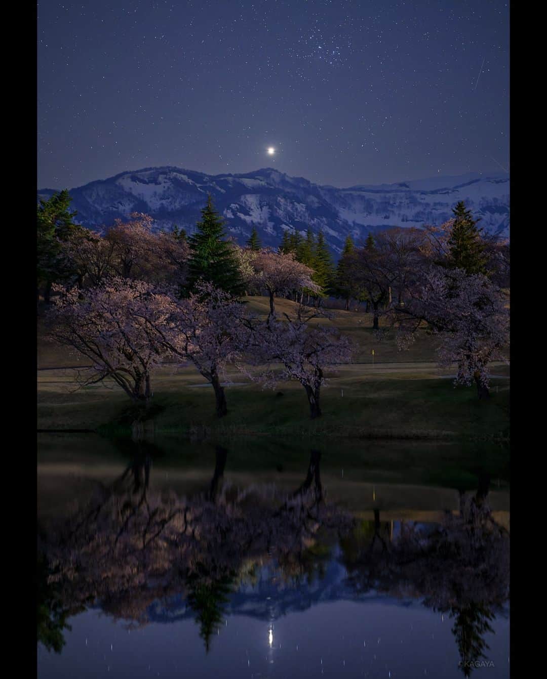 KAGAYAさんのインスタグラム写真 - (KAGAYAInstagram)「風のない静かな春の宵、水面に桜と金星が映っていました。 山の上にひときわ明るく輝く星が金星。 金星の右上の星の集まりはすばるです。 （昨日、新潟県にて撮影） 今日もお疲れさまでした。  撮影データ カメラ：SONY α7R IV レンズ：SIGMA 85mm F1.4 DG DN 露出10秒　ISO3200　赤道儀にて0.66倍速追尾 2023年4月9日20時45分  #桜 #新潟 #星空 #starphotography #sonyalpha #α7riv」4月10日 21時50分 - kagaya11949