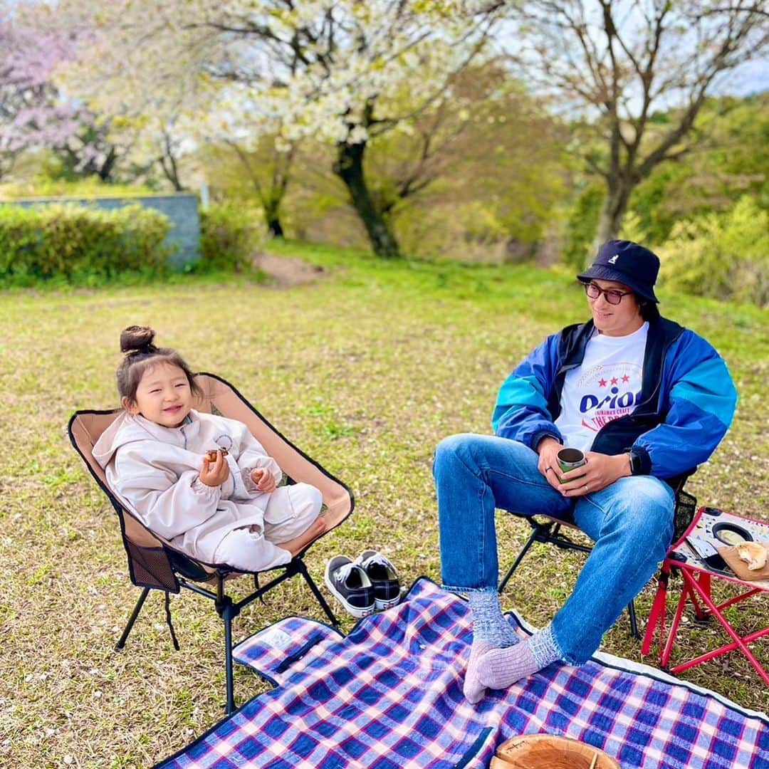 都倉賢のインスタグラム：「即席カフェ☕️  ピクニックマットと折り畳みの椅子は常に車に忍ばせ、水筒には熱湯、コーヒーティーバッグを準備。あとは気の向くままに自分たちの気に入った場所や素敵な景色のところへ車を走らせる🚗  マットを広げ、椅子を組み立てればいつでもどこでも自分達だけのお気に入りの即席カフェ誕生日☕️  そんな楽しみ方を自然に囲まれた長崎が教えてくれました！  Tシャツは沖縄キャンプの時にストレス発散の為に衝動買いしたオリオンビールTシャツ🤙🏻🤙🏻🤙🏻（寝巻き以外で着てる人初めてだと思う…笑）  #discovernagasaki #nagasaki #長崎」