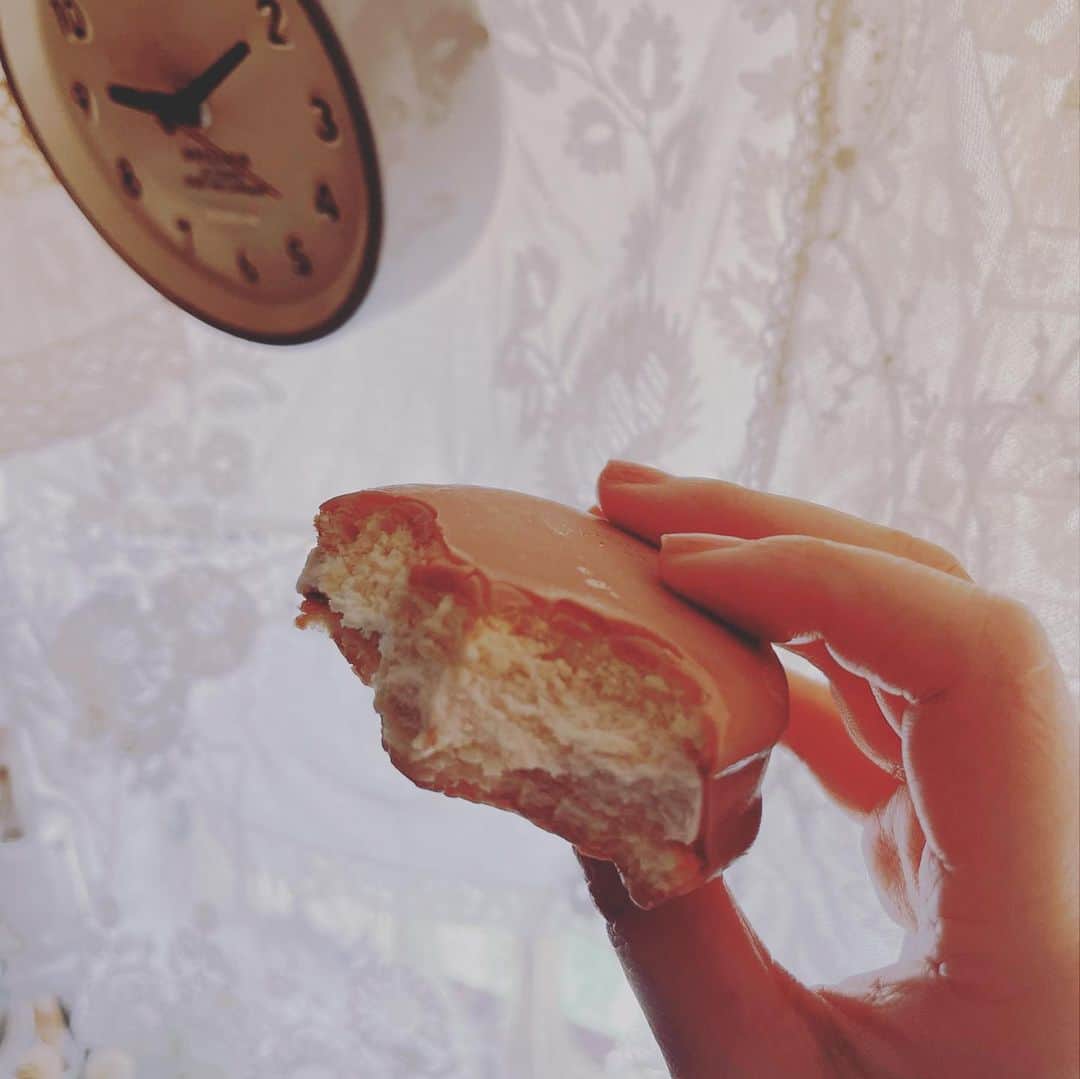 藤田朋子さんのインスタグラム写真 - (藤田朋子Instagram)「朝ごはんがアイスだったりする  #バクバク食う #チョコパイ栗味アイス #好きだー」4月10日 21時50分 - chiendormant