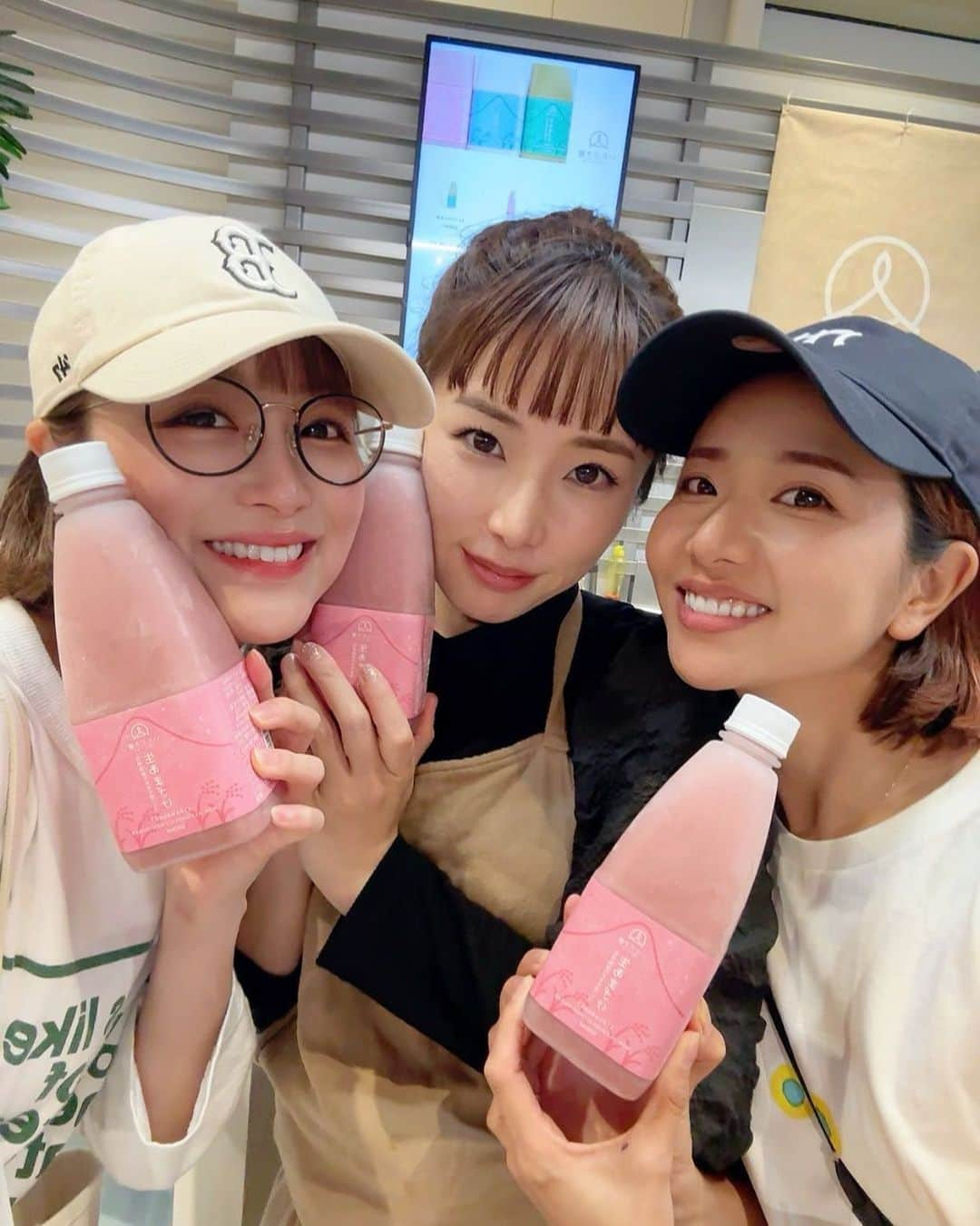 鈴木奈々さんのインスタグラム写真 - (鈴木奈々Instagram)「写真は🤳 あやちゃんとありさちゃんとです🥰 あやちゃんとありさちゃんが手がけてる、 生あまざけのポップアップに行って来ました❤️❤️ いちご味のあまざけを買いました😊🍓 めちゃめちゃ美味しかったー💕💕 みなさんにもオススメです✨ 👇👇👇 @itadakido_amazake #仕事終わりに #ポップアップ #渋谷」4月10日 21時51分 - nana_suzuki79