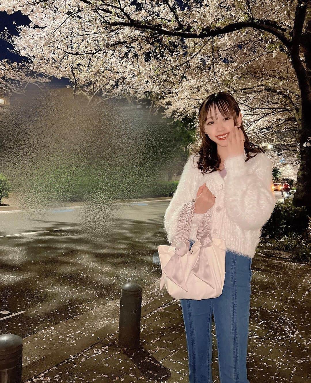 林歩楓のインスタグラム：「もう桜なくなっちゃったね🌸 早かったな〜春  #グラドル #グラビア #グラビアアイドル #グラビアモデル #グラドル自画撮り部 #水着 #撮影会 #撮影 #アイドル #モデル #gravure #写真 #水着 #gravureidol #gravuremodel #japanese #japanesegirl #japan #インスタグラビア #ビキニ女子 #sexy #style #カメラマンさんと繋がりたい #カメラマン募集 #カメラ好きな人と繋がりたい #撮影会の女神さま #撮影会モデル #林歩楓」