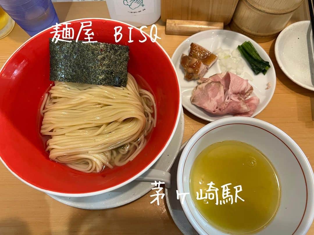 本谷亜紀のインスタグラム：「茅ヶ崎駅からすぐ！並ばなかったけどめちゃくちゃ美味しかったんだ🌸しゅうまいとビールも忘れずに🍺  塩つけ麺プレミアム😎むっちりもちもちの麺とさっぱり塩スープ。スープに油もはってるからしっかり麺とも絡む🫢 ㅤㅤㅤㅤㅤㅤㅤㅤㅤㅤㅤㅤㅤ サウナが有名かエイトホテルと合わせていくのもおすすめ〜！！ ㅤㅤㅤㅤㅤㅤㅤㅤㅤㅤㅤㅤㅤ ところでかなり酷い喘息になってしまった。。少しの刺激で咳がでる。。今オレンジ食べちゃって咳が止まりません🥹明日はラジオ収録！頑張ろう！ #麺屋BISQ #茅ヶ崎ランチ　#茅ヶ崎ラーメン　#ラーメン #らーめん #麺スタグラム #つけ麺 #ランチ #中華そば #🍜」