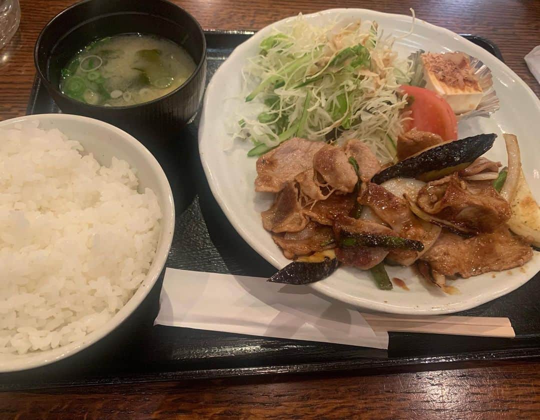 昴生さんのインスタグラム写真 - (昴生Instagram)「晩飯！！ #仕事終わり #新大阪で #一人晩ご飯！ #喫茶サンチョ さん！ #生姜焼き定食！ #豚肉が少し厚切りで #好きなやつー！ #うまいー！ #茄子が入っててこれがまた良い！ #食後に #アイスコーヒー飲んで #もうあとは家帰るだけ！ #新幹線ではとにかく睡魔との戦い！ #ずっと我慢我慢！ #本は読み切ってしまった！ #どうする家康は更新されてない！ #さぁ #どうする昴生！」4月10日 21時55分 - mikikousei
