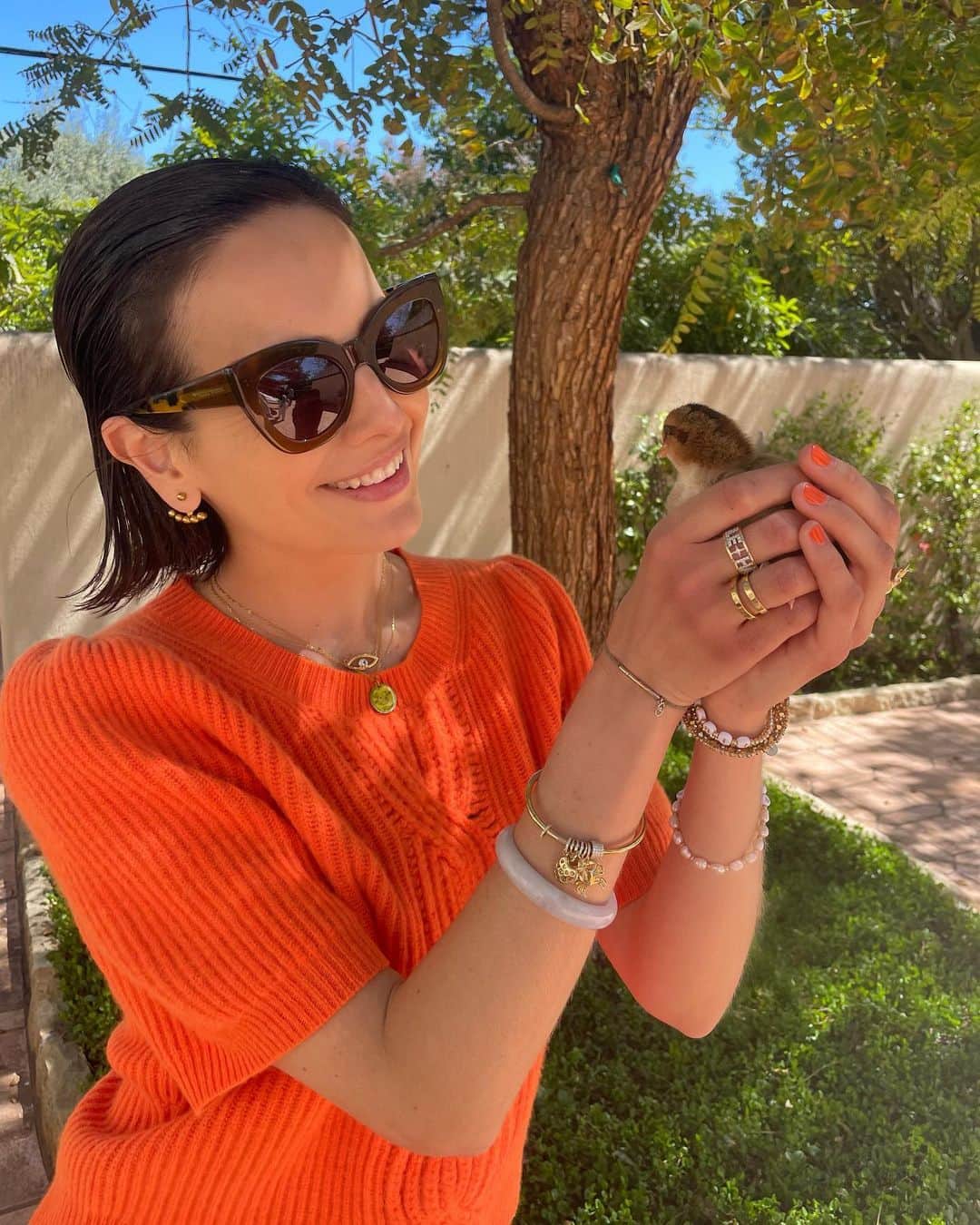 カミーラ・ベルのインスタグラム：「Easter 2023 filled with eggs, carrots, scavenger hunts, baskets, goodies, and so much love thanks to our special Easter bunny @bui.simon 🧡🥕🐰🥚🐣」