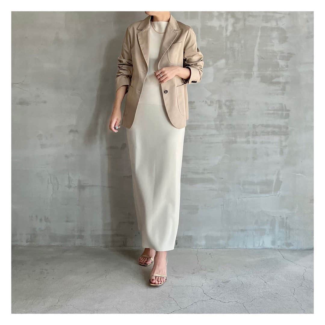 エリオポールのインスタグラム：「2023 Spring Collection  The Ellison JK(COTTON TWILL)  36.300yen / HÉLIOPÔLE   Ref: 13003015012HN Color: Beige Siz: 36. 38  Skirt  25.300yen / HÉLIOPÔLE   Ref: 13003016067HN Color: Beige Siz: 36. 38  店舗にてお電話による通販対応も承っております。  HELIOPOLE代官山店  03 3770 6438  HELIOPOLE 札幌店  011 209 5455  HELIOPOLE 広島店  082 542 7033   @heliopole_official #HELIOPOLE  #エリオポール」