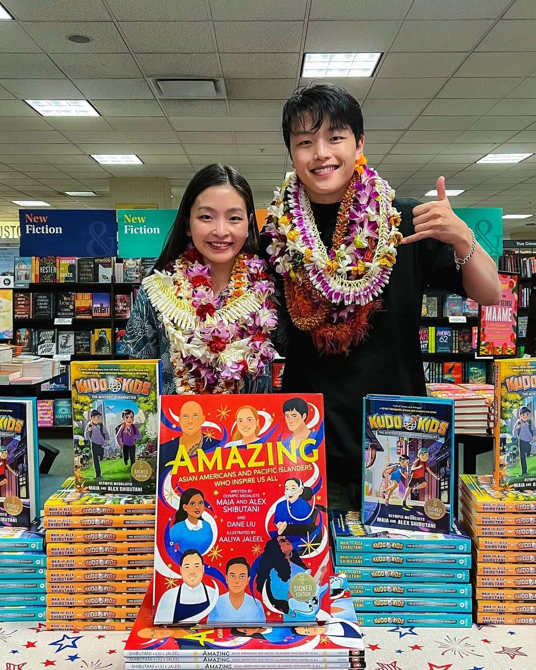 アレックス・シブタニのインスタグラム：「HONOLULU! MAHALO! ❤️🤙🌺🌸💐🌼📚✨  🔁 @maiashibutani • Yesterday’s #AmazingAAPI book tour kick-off event was incredible!   While I knew that it was going to be the first event of our Amazing: Asian Americans and Pacific Islanders Who Inspire Us All book tour, I realized when we arrived at @bnalamoana that it was ALSO our first public book event ever! *Our #KudoKids books came out during the height of the pandemic in 2020 and 2021 when in-person events were not possible.  The event started at 2pm and we didn’t end up leaving the store until after 7pm. To all of our friends and supporters, THANK YOU for taking the time to come out and see us. Standing in line were individuals, families, groups of friends, teachers (so many!), skaters (shoutout to the wonderful community at @icepalacehawaii), and fans who have been cheering us on since 2009! Many of you waited in line for over 3 hours!! We are so humbled and honored that the Honolulu community came out to support us and this book—special shoutout to @usjapancouncil, @jcchawaii, and @pigandthelady for spreading the word about our visit to the island.  Thank you for ALL of the beautiful leis, snacks, food recs, cards, and gifts. We enjoyed meeting and talking to each and every one of you. I especially appreciated the kind words about our books, skating, and thoughtful check-ins on my health. 🧡  Alex and I are really passionate and intentional about everything we do and believe in the power and possibilities of this new book, AMAZING. Our hope is that it can be a game changer for AAPI representation in kid’s literature, as well as advance the ongoing effort for AAPI history inclusion in K-12 curriculum across the United States.   To Haunani, Ross, and rest of the wonderful B&N staff, thank you for hosting us. The beautiful window display at @alamoanacenter was our FIRST and we will never forget it! 🤙  To Jenny, Dane, Aaliya, Opal, and the rest of the team at Viking + @penguinkids, thank you for your hard work and belief in this book. 🙏  To top it all off, part-way through our signing I got a very a special Twitter notification. More on that in my next post! 😉  The link to preorder AMAZING is in my bio! 🫶✨」
