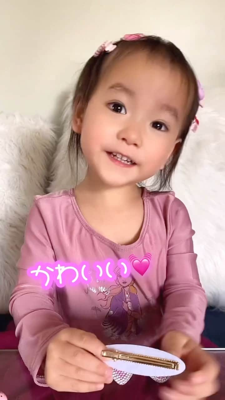 amiのインスタグラム：「．  My lovely daughter   可愛いものに目がない娘👶💕 ピンとヘアゴムをプレゼントしたら大喜び🎁  まだまだ少ない髪の毛だけど たくさんつけてオシャレしちゃお😍  ． #2歳児#女の子ベビー#アナ雪#アナ雪大好き#娘の成長#娘の成長記録#子育て#子育て記録#女の子ママ#ピン#ヘアゴム#可愛いものが好き#子育て記録」