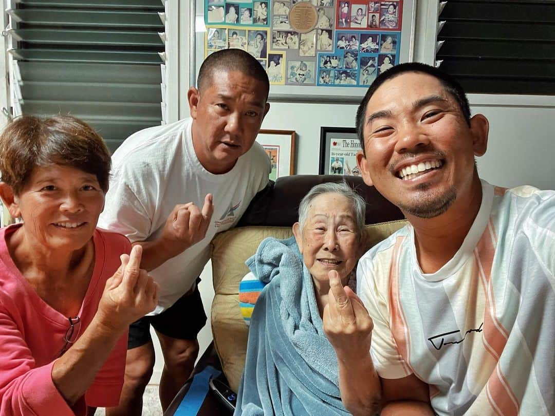 タッド・フジカワさんのインスタグラム写真 - (タッド・フジカワInstagram)「*SWIPE LEFT*😂😂 When you tell them to do the heart fingers and they don’t know what that is. So they did whatever they wanted and this was the result. 😂 Of course my grandma would stick the🖕🏽finger. And what is my dad doing? LMAOO! 🤣🤣 I miss my family. 😭 Can’t wait to see them in a few weeks! 🥰  • • #family #love #home #hawaii #asian #life #portrait #travel #adventure #pride #visibility #inspiration #gay #queer #instagay #inclusion #lgbtq #advocate #activist #instagram #influencer」4月11日 7時24分 - taddy808