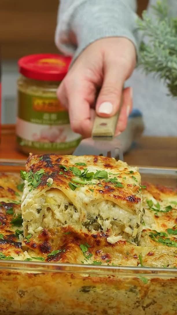 Lee Kum Kee USA（李錦記）のインスタグラム：「🍝🧀🌿 Looking for a tasty and easy-to-make lasagna recipe?   Try this Spinach Artichoke Lasagna that's made with Lee Kum Kee Panda Brand Oyster Flavored Sauce and Minced Garlic! 😋👌   #Lasagna #SpinachArtichokeLasagna #LeeKumKee #LeeKumKeeUSA #OysterSauce #MincedGarlic」
