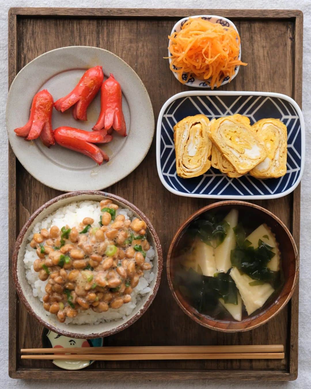 わたをのインスタグラム：「徳島は晴れとるでよ🌞  2枚目はこないだの晴れと🍣  #おうちごはん #朝ごはん#おすしちゃん #柴犬 #豆柴 #犬部 #犬のいる暮らし #徳島 #🍣 #Yummy #Delicious #Japan #japanesefood #breakfast」