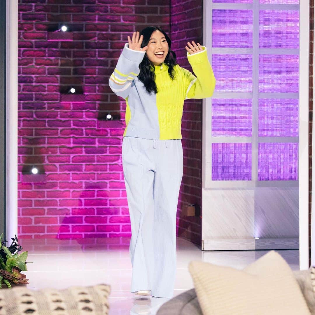 アディアムのインスタグラム：「Actress #Awkwafina wears the #ADEAM Resort 2023 Rothko Top and Pre-Fall 2023 Wimbledon Pant at The Kelly Clarkson Show.」