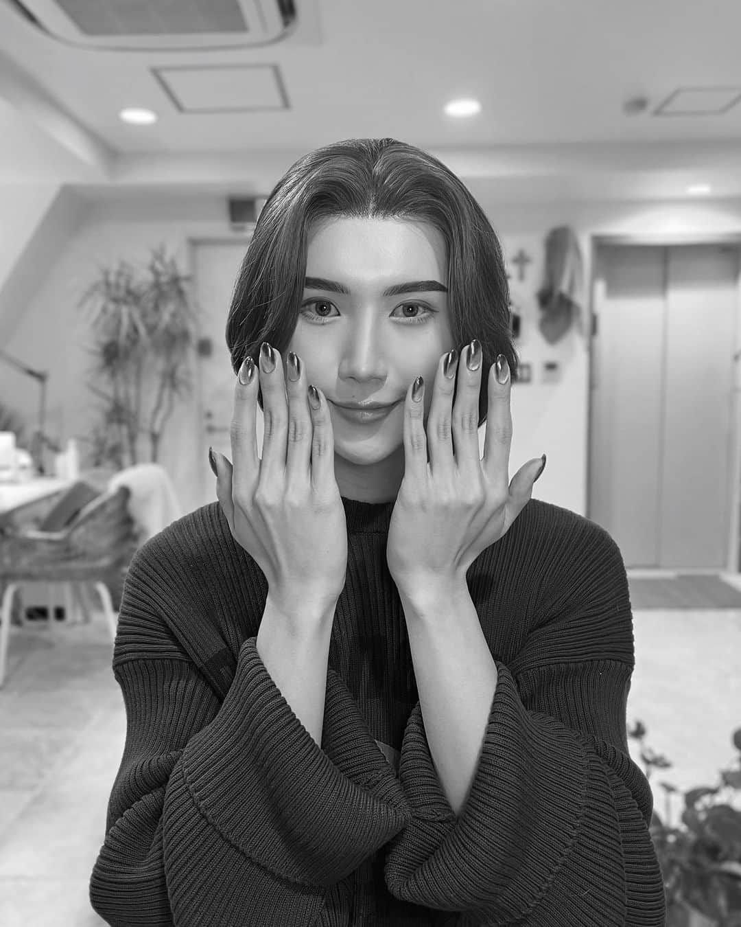 mananailsのインスタグラム：「Thank you @kimgyutae_official  今回はsilver magnet × reg mirror💿🚨  ギュテくんは毎度髪色とネイルカラーを合わせます✨ 赤も似合ってる❤️‍🔥❤️‍🔥❤️‍🔥  ☾150minオフ込み」