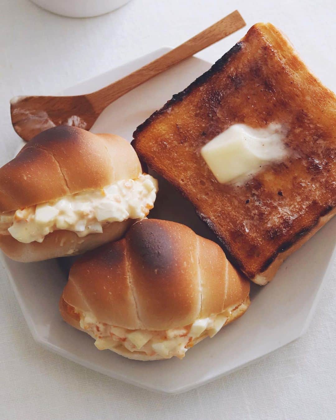 樋口正樹さんのインスタグラム写真 - (樋口正樹Instagram)「Today's breakfast . 今朝はペリカンのパンで ゆるめのたまごサンドと 網焼きのバタートースト😋 . . . #たまごサンド #バタートースト #ペリカン #ペリカンのパン #パンのペリカン #小ロール #食パン #pelican #bakerpelican #toast #sandwich」4月11日 7時28分 - higuccini
