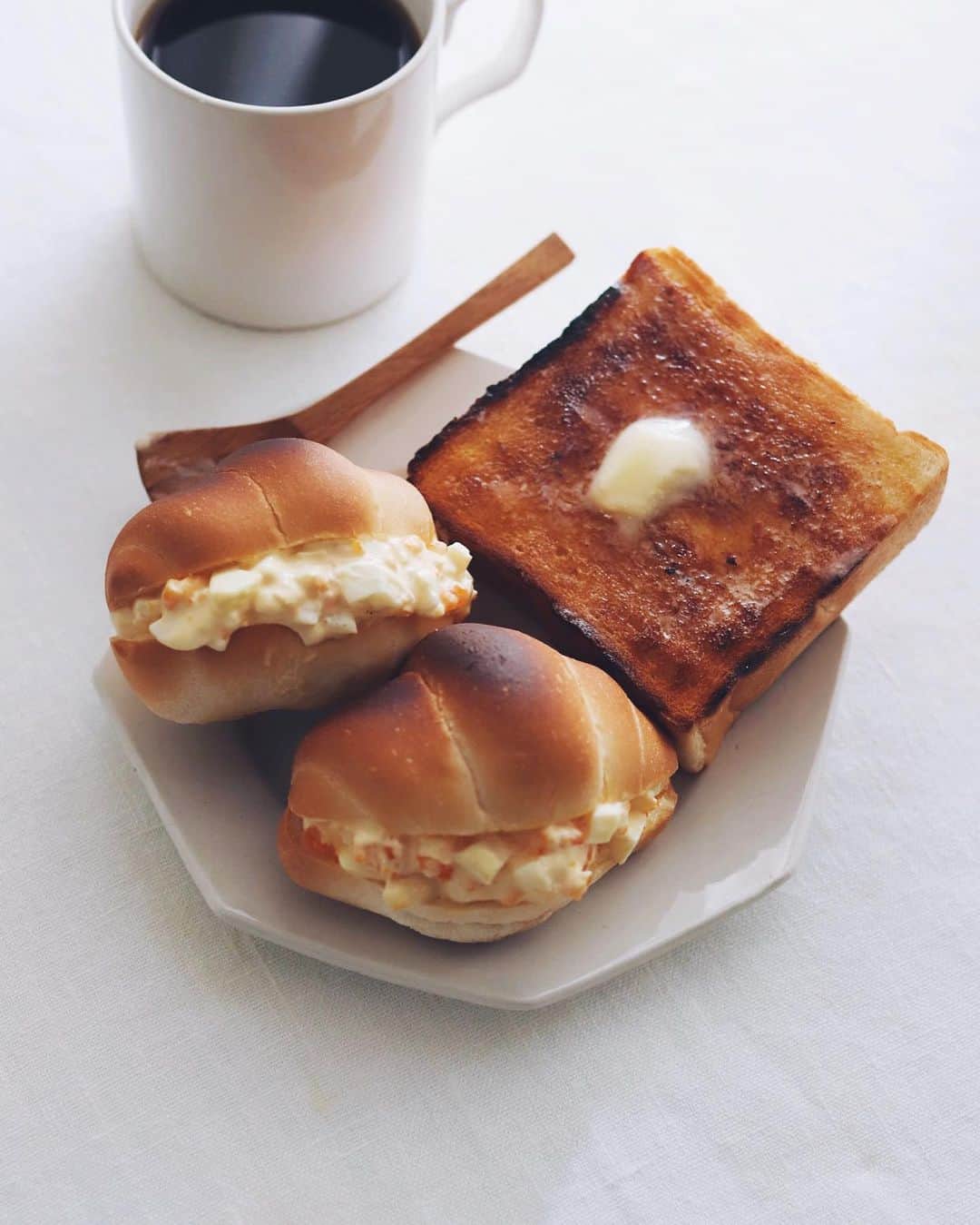 樋口正樹のインスタグラム：「Today's breakfast . 今朝はペリカンのパンで ゆるめのたまごサンドと 網焼きのバタートースト😋 . . . #たまごサンド #バタートースト #ペリカン #ペリカンのパン #パンのペリカン #小ロール #食パン #pelican #bakerpelican #toast #sandwich」