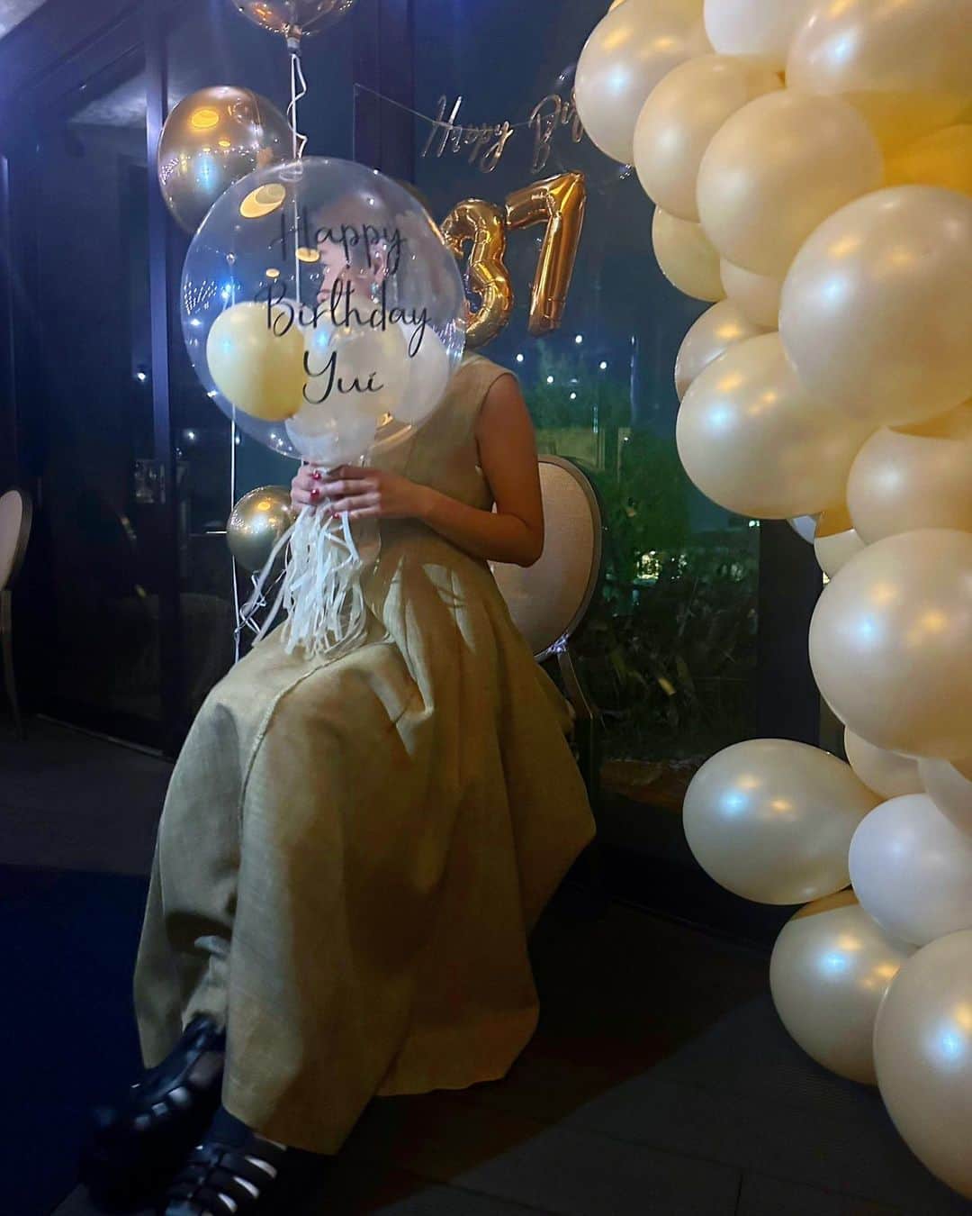 yuiのインスタグラム：「. . 自分のお誕生日に全く関心が無くなった…と 思っていたけど、お祝いされるとやっぱり嬉しいね😍 そして、バルーンてなかなか頂く事ないから更に嬉しい❤️ 頂いた🎁を身につけて🫶 . 有難う御座います🫶 . #ゆいのママライフ」