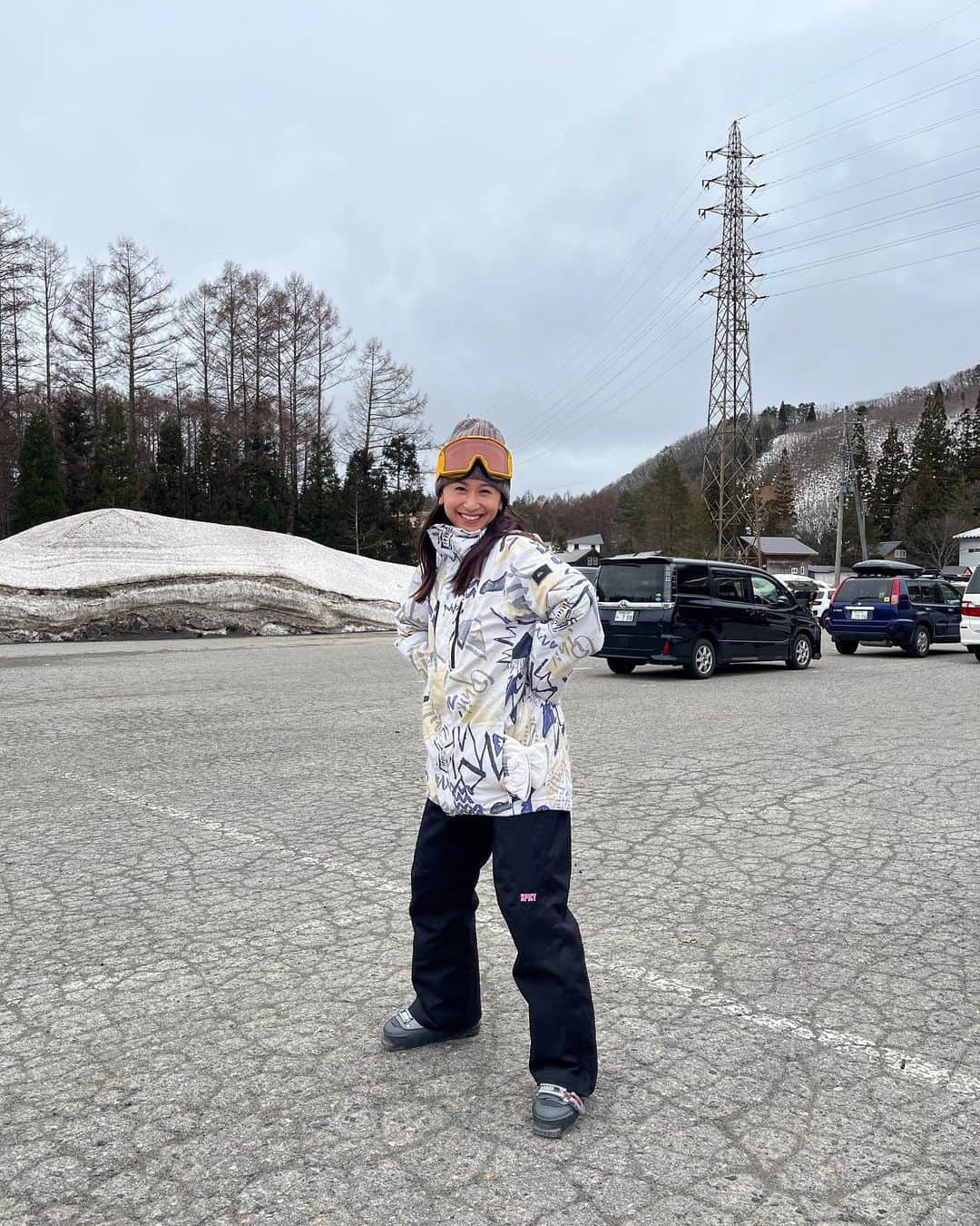 山本まさみさんのインスタグラム写真 - (山本まさみInstagram)「・ ・ 3月中旬☃️ 9trackで長野スキー旅行 in 白馬✨ ⁡ 夜中に都内を出発して、 思いっきり楽しんで終始笑い続けた2泊3日☺️ ⁡ 18年ぶりのスキーは死ぬほど緊張したけど、 スキー板をはめるあの感覚で、 道民の私はスイッチON👍身体は覚えてた😮‍💨 スキーをしてる時あー懐かしいー！！ これこれ！って何回も思いながら滑れて楽しかった✨ 細胞が喜ぶってこれねってなりました🤭 ⁡ 大好きな人達と自然相手に思いっきり遊んで、 飲んで、食べて、素敵な宿でゆっくりして〜 あー幸せでした💓💓💓 ⁡ 宿は @the.happo ☃️ 部屋には @hypericejp があって、身体をほぐせてよかった🫶 私は坐骨神経だから、主にお尻を🍑w ⁡ 今年は去年よりアクティブに過ごしますよ✨  @9track_  #hyperflux」4月11日 7時31分 - masami_macho