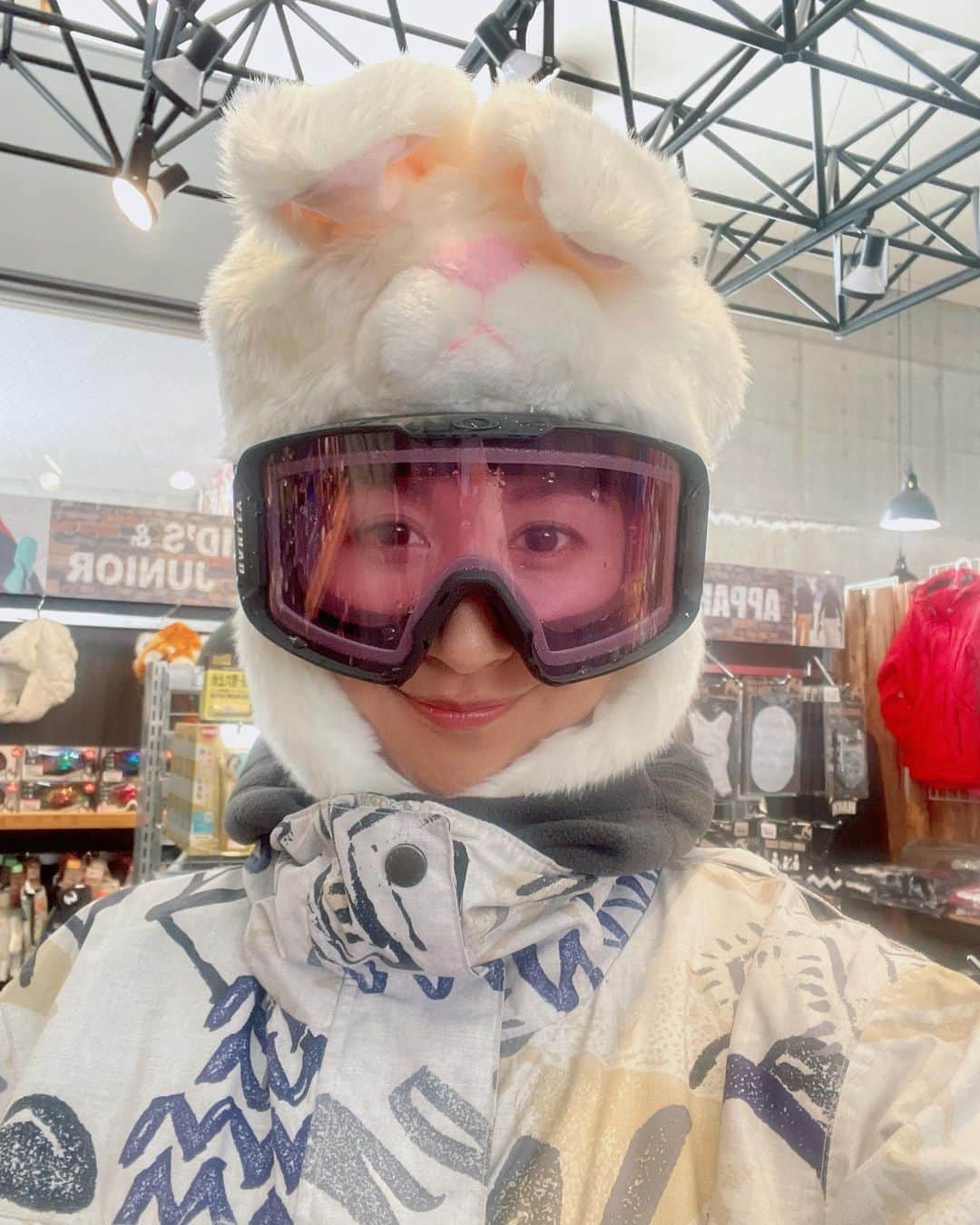 山本まさみさんのインスタグラム写真 - (山本まさみInstagram)「・ ・ 3月中旬☃️ 9trackで長野スキー旅行 in 白馬✨ ⁡ 夜中に都内を出発して、 思いっきり楽しんで終始笑い続けた2泊3日☺️ ⁡ 18年ぶりのスキーは死ぬほど緊張したけど、 スキー板をはめるあの感覚で、 道民の私はスイッチON👍身体は覚えてた😮‍💨 スキーをしてる時あー懐かしいー！！ これこれ！って何回も思いながら滑れて楽しかった✨ 細胞が喜ぶってこれねってなりました🤭 ⁡ 大好きな人達と自然相手に思いっきり遊んで、 飲んで、食べて、素敵な宿でゆっくりして〜 あー幸せでした💓💓💓 ⁡ 宿は @the.happo ☃️ 部屋には @hypericejp があって、身体をほぐせてよかった🫶 私は坐骨神経だから、主にお尻を🍑w ⁡ 今年は去年よりアクティブに過ごしますよ✨  @9track_  #hyperflux」4月11日 7時31分 - masami_macho