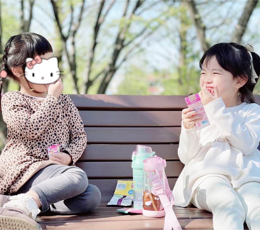 mariomi324のインスタグラム：「昨日は同じクラスの仲良しちゃんと遊びました😊💕 ⭐︎ 何がそんなに楽しんだろうなぁ☺️って見てたけど、本当にずっとゲラゲラ笑ってて私まで幸せ気分🥰 ⭐︎ 気の合うお友達がたくさんできて本当によかった✨ 幼稚園最後の一年！ イベントもたくさんあるといいな😊 ⭐︎ チビちゃんたちも元気に遊んでたよー👦🏻🧒🏻 ✳︎ ✳︎ ✳︎ ✳︎ #5歳 #2歳4ヶ月 #女の子ママ #姉妹ママ #姉妹 #キッズコーデ #キッズファッション #姉妹コーデ #姉妹リンクコーデ #姉妹お揃い #リンクコーデ #今日のコーデ #ootd #outfit #子供服 #petitmain #プティマイン #kidsfashion #kidstagram #instakids #kidsphotography #sisters」