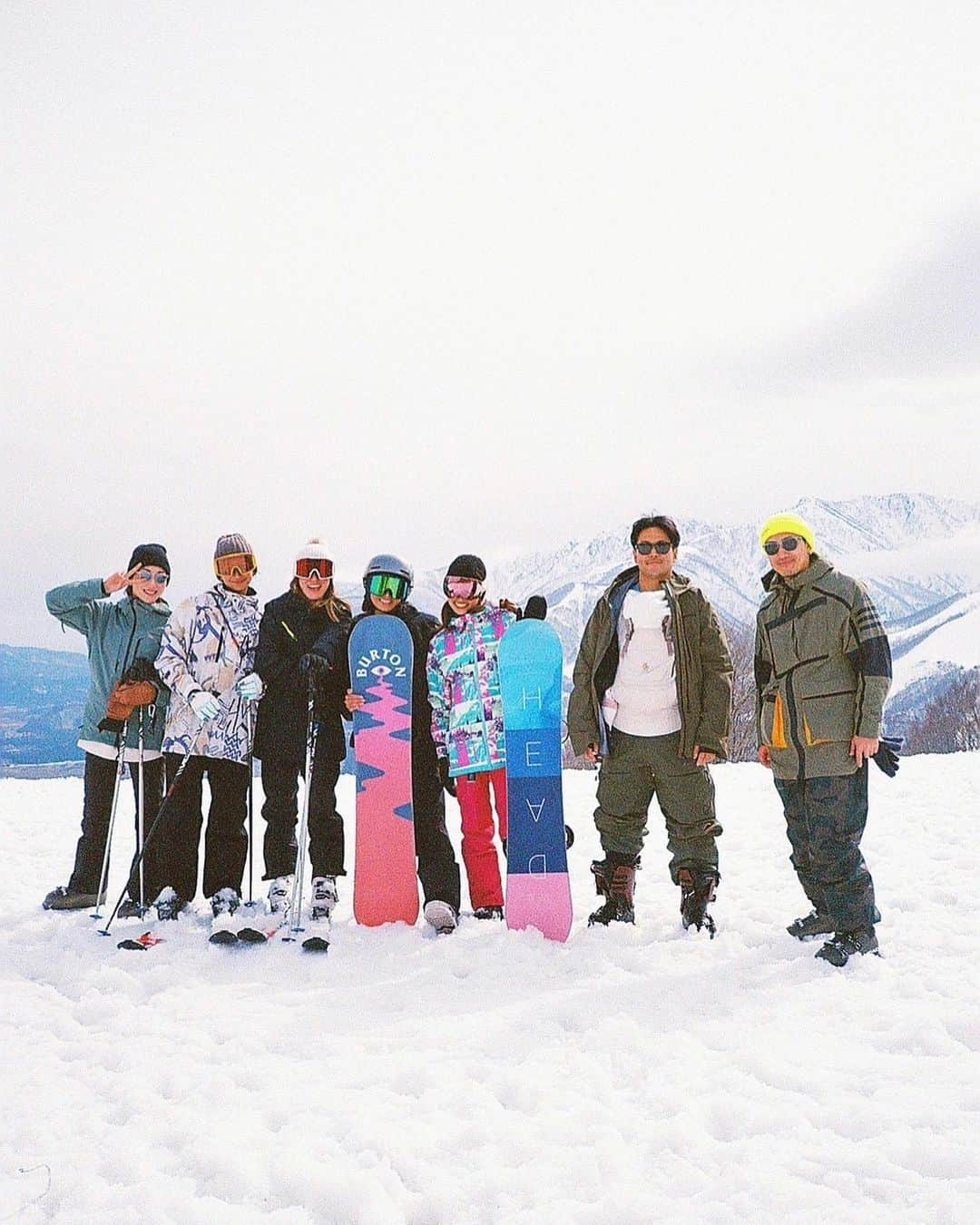 山本まさみのインスタグラム：「・ ・ 3月中旬☃️ 9trackで長野スキー旅行 in 白馬✨ ⁡ 夜中に都内を出発して、 思いっきり楽しんで終始笑い続けた2泊3日☺️ ⁡ 18年ぶりのスキーは死ぬほど緊張したけど、 スキー板をはめるあの感覚で、 道民の私はスイッチON👍身体は覚えてた😮‍💨 スキーをしてる時あー懐かしいー！！ これこれ！って何回も思いながら滑れて楽しかった✨ 細胞が喜ぶってこれねってなりました🤭 ⁡ 大好きな人達と自然相手に思いっきり遊んで、 飲んで、食べて、素敵な宿でゆっくりして〜 あー幸せでした💓💓💓 ⁡ 宿は @the.happo ☃️ 部屋には @hypericejp があって、身体をほぐせてよかった🫶 私は坐骨神経だから、主にお尻を🍑w ⁡ 今年は去年よりアクティブに過ごしますよ✨  @9track_  #hyperflux」