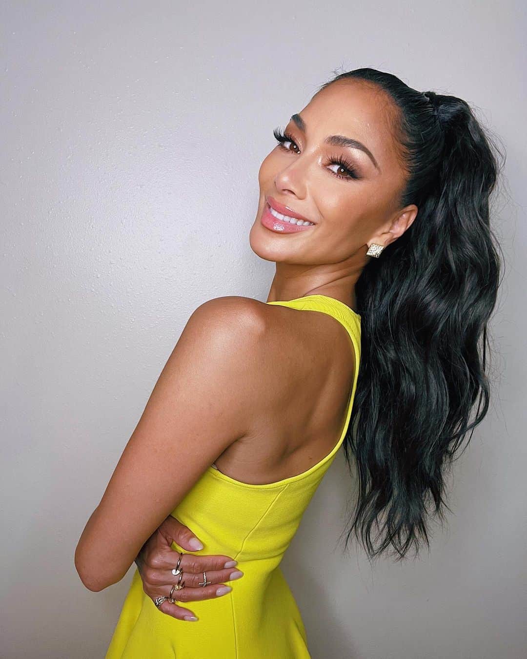 ニコール・シャージンガーのインスタグラム：「Life is tough, but so are you. You are the sun that shines Thru! 💛⭐️🌻☀️  💄: @rokaelbeauty  💇🏽‍♀️: @castillo_13」