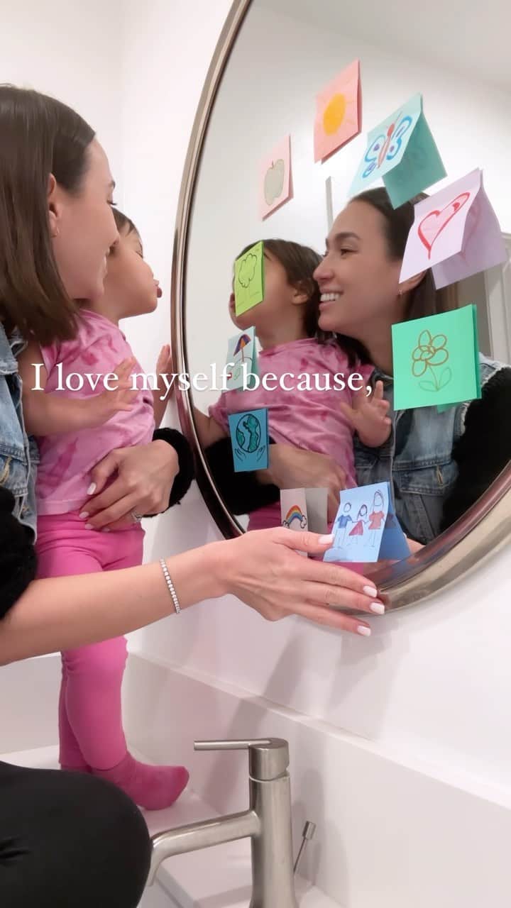 Livのインスタグラム：「Earth month: We often end the day repeating positive affirmations in the mirror, but when I saw these @postit super sticky notes are made of 100% recycled paper I was inspired to make this easy swap and draw what she loves about herself. #ad  With April as #Earthmonth (yay, it’s not just a day anymore:) I will keep making these small but impactful changes for myself, for our home and for the world. Leave a comment with any #easyswap from your home 🫶」