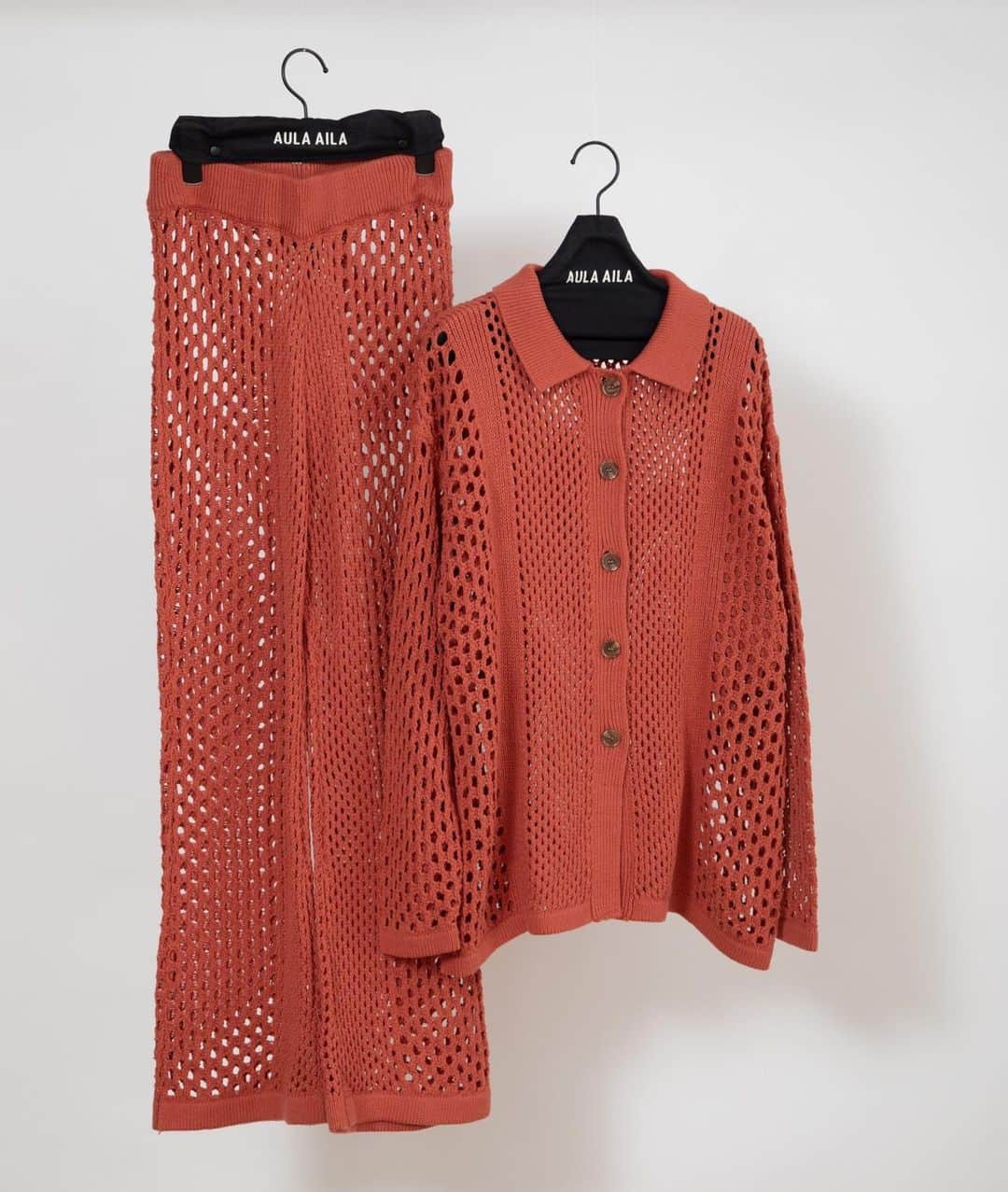 AULA AILAのインスタグラム：「【2023 SPRING SUMMER COLLECTION】  MESH KNIT SHIRT COLOR ORANGE SIZE 0 ¥19,800   大きめのメッシュ編みと小さめのメッシュ編みを組み合わせた、襟つきのニットトップス。 ヒップラインくらい長めの丈感とタイト過ぎないシルエットで、リラックス感のある一着。  MESH KNIT PANTS COLOR ORANGE SIZE 1 ¥19,800  大きめのメッシュ編みと小さめのメッシュ編みを組み合わせたニットパンツ。 タイトすぎない程よいフィット感は、大人っぽくリラックス感のある一着。 メッシュからちらりと見える肌が抜け感のある印象に。 ウエストはゴムなので履きやすく、ひざ丈程度のインナーペチパンツがついており安心。  ✔️AULA AILA OFFICIAL WEB STOREにて春夏コレクションアイテムが入荷スタート！」