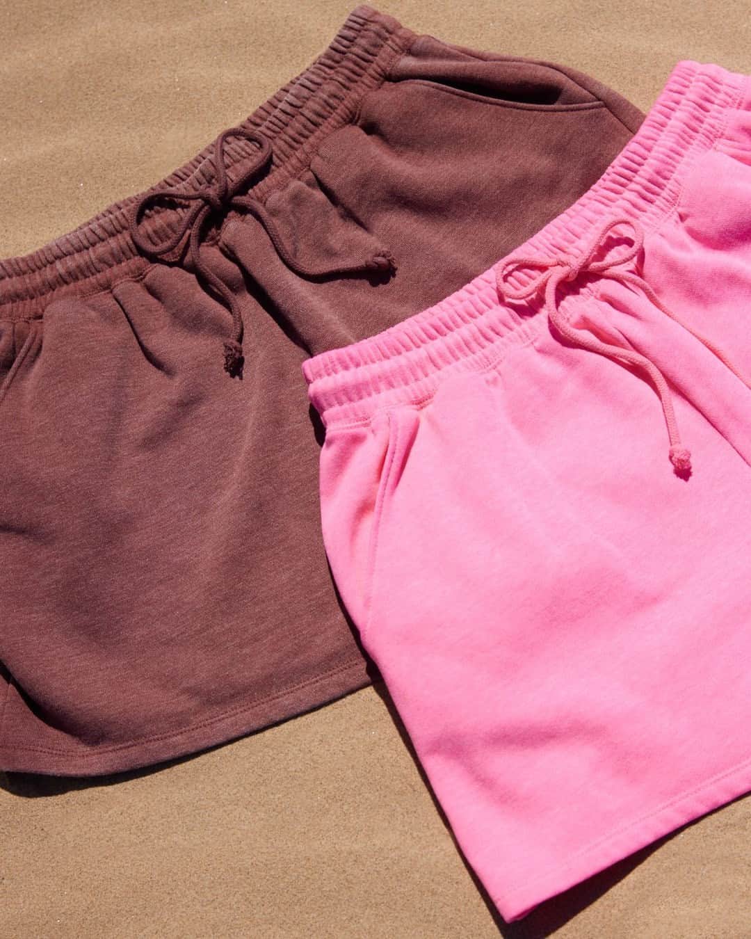 エアロポステールのインスタグラム：「Slouchy fleece shorts are your feel-good fuel for summer #WearAero」