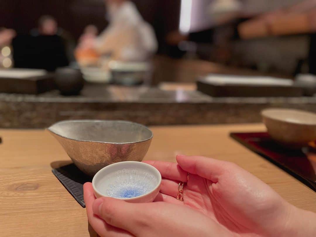 伊藤友里のインスタグラム：「👯‍♀️🍶🖤✨  天ぷら🤤 特に茄子が外側カリカリ中がとろりで初めての出会いに口がびっくり仰天でした🍆🥹✨  #ひのきざか #天麩羅」