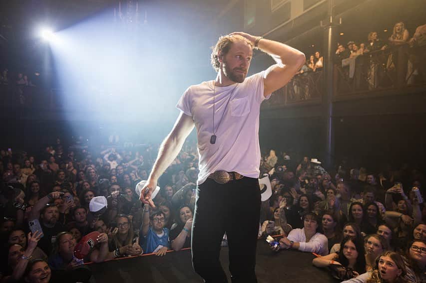 チェイス・ライスのインスタグラム：「Another nuts weekend out on the road. God I love that I get to do this👏🏼 Tomorrow night in Nashville at the Ryman gonna be crazy🤘🏼  📷📹@evan_destefano」