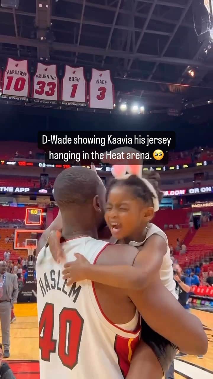 ドウェイン・ウェイドのインスタグラム：「This is what legacy is all about. ❤️ (via @miamiheat)  Follow @wade_legacy, Dwyane Wade’s Official Legacy page, for more content like this.」