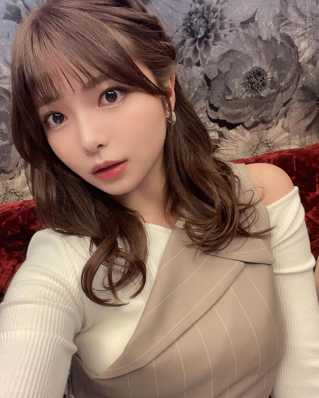 西谷麻糸呂のインスタグラム：「🍃🍃🍃  おはようございます🌞  #男女は夜な夜な嘘をつく  衣装はこんな感じでした〜。  ちょっと変わったデザインのワンピース、スリットが入ってて横から脚が見えて可愛いかった！  観てくださった皆様ありがとうございました🫶  1枚目、目がキラキラすぎるね(笑)」