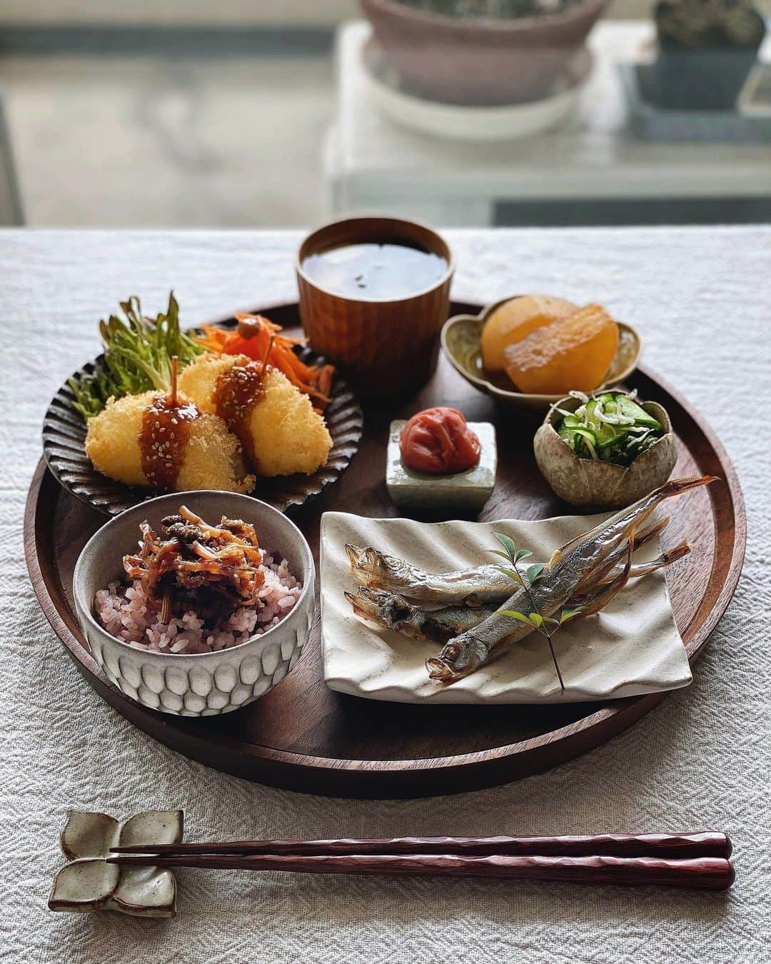 ururun_u.uさんのインスタグラム写真 - (ururun_u.uInstagram)「2023・4・11  火  おはようさんです☺︎  昨日4時ごろ食べた昼夜兼用ごはん🍚🥢  やっぱ地味やな…  私も淡路島産の新玉フライ🧅食べました 甘くて瑞々しくて美味しいぃぃぃ💕  カサカサにならん程度の油分も補給しました ・ ・ 🥢🥢🥢 ◉黒米入りごはん(つくしの佃煮) ◉焼きししゃも ◉新玉フライ&人参ラペ ◉きゅうりとしらすの酢の物 ◉大根の炊いたん ◉梅干し ◉味噌汁(分からへんけど、豆腐、わかめ) ・ ・ さて、今日はこれから大急ぎで散髪行ってきます💨  あ！最近抜け毛が減ったのよ😳 ２年くらい前からシャンプーして乾かした後、床見たらドン引くくらいの抜け毛の海😱 いくら毛量の多い私でも、このままいったらヤバいで💦と思ってたくらい  それが最近ほぼ落ちてない  白髪もすごく多くて、セルフで白髪染めを2〜3週間に1回せな追っつかないくらいやったのが、これも最近なんやスパンが長くなってきたんよ  ❓❓❓❓❓  思い当たる節としては… 毎日の頭皮マッサージ？リンパ流し？  これも私の場合、ほうれい線やアゴのたるみを何とかしたい顔のリフトアップ目的から始めたこと👵🏻  耳の上部(こめかみの横)の側頭筋を重点的にマッサージして、デコの髪の生え際も重要やからそこも手のひらの母指球でグリグリ…  耳引っ張って回して(リンパ流し) 顎から耳の後ろの耳下腺までをマッサージ 耳下腺から鎖骨に向かってリンパ流して最後に鎖骨のくぼみをさすさすしてリンパ流し終了！ 上から下に流していく  全リンパの流れる最後の出口が左の鎖骨上だから、ここの詰まりはよろしくないよ😄  で、で！ 確認したくてYouTubeで 検索してみたのよ！ 『白髪　マッサージ　なくなる』 こんなんでヒットするんかいな⁉️😂 ・ ・ そしたら、あったあった‼️ なんと全部私がやってたことやった😳😳😳 ・ YouTubeは色々あるから、髪問題でお悩みの方は一度試してみるのもいいかもよ ・ ・ でもさぁ、肝心のリフトアップはもひとつ効果が感じられへん🙄 #BBAまっしぐら ・ ・ おっと、早よ用意せな〜💨💨 ・ ・ ・ #おうちごはん#和食#野菜食#地味メシ#茶色い生活#私の美味しい時間#私のおいしい写真#私の日常#いつものごはん#普段着ごはん#onthetable#うつわ#シモヤユミコ#見野大介#小澤基晴#村上直子#石田裕哉#平岡仁#藤野智朗#フーディーテーブル#おうちごはんラバー#エルグルメ#igersjp」4月11日 8時10分 - ururun_u.u