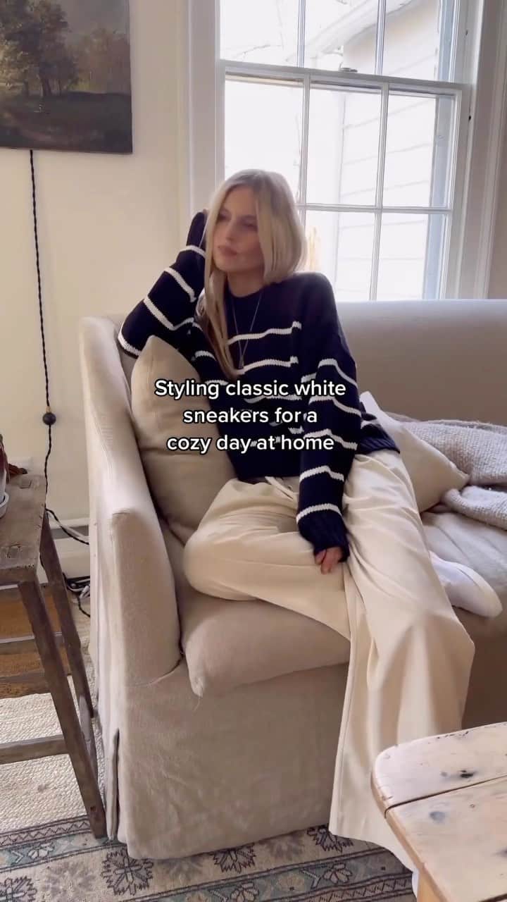 のインスタグラム：「The perfect way to style white sneakers for a cozy day at home. 🏡  📷 @heleneheath   #ootd #springfashion #whitesneakers」