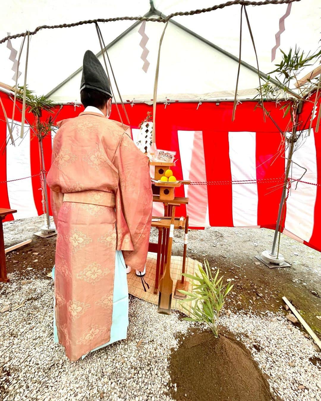 箕輪玖美さんのインスタグラム写真 - (箕輪玖美Instagram)「新しい土地の地鎮祭㊗️ ・ ・ 日当たりも良く気の良い土地😊 ・ ・ ビル完成まで、怪我なく無事に工事が進みます様に✨✨✨ ・ ・ 大好きなエビフライで乾杯🍻  #地鎮祭 #新しい土地 #氏神様にご挨拶 #安全祈願 #箕輪玖美 #ミノチャンネル #人生は探検だ」4月11日 8時12分 - kumi.111