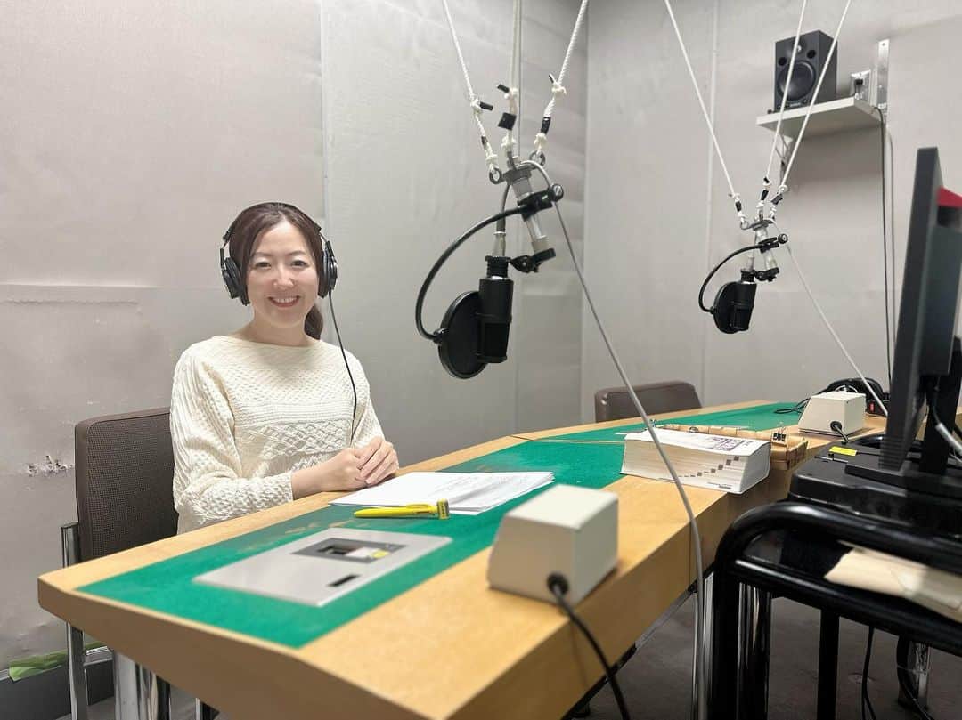 前田真里のインスタグラム：「月曜日は、毎週ナレーションday❣️  様々な原稿よませていただきました。 今週も #ひるドキ 情報もりだくさんです🤗  ちなみに、手元にあるのは、島鉄さんの赤字ペンです🧡💛」