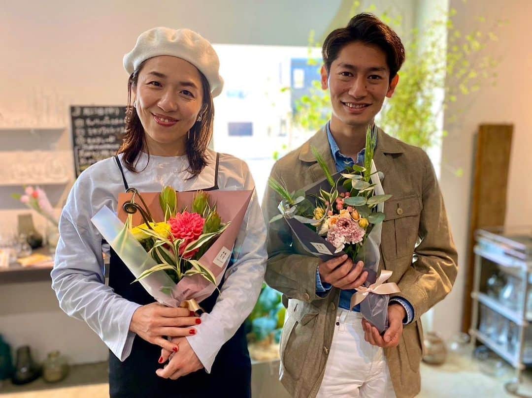 須藤駿介のインスタグラム：「. 今日は仰天パワーチャージ！ お花に囲まれ癒される回です💐 新しい花のサブスクに 食べられる花など！ これまでに無い楽しみ方をお伝えしますよ🌻  まるごとは「18時15分から！」 お間違えのないようにお願いしますね😎 . #浜口京子　さん #きょーちゃん #花にときめいてます #花のある暮らし研究所 #フラワリーカフェカシェット」