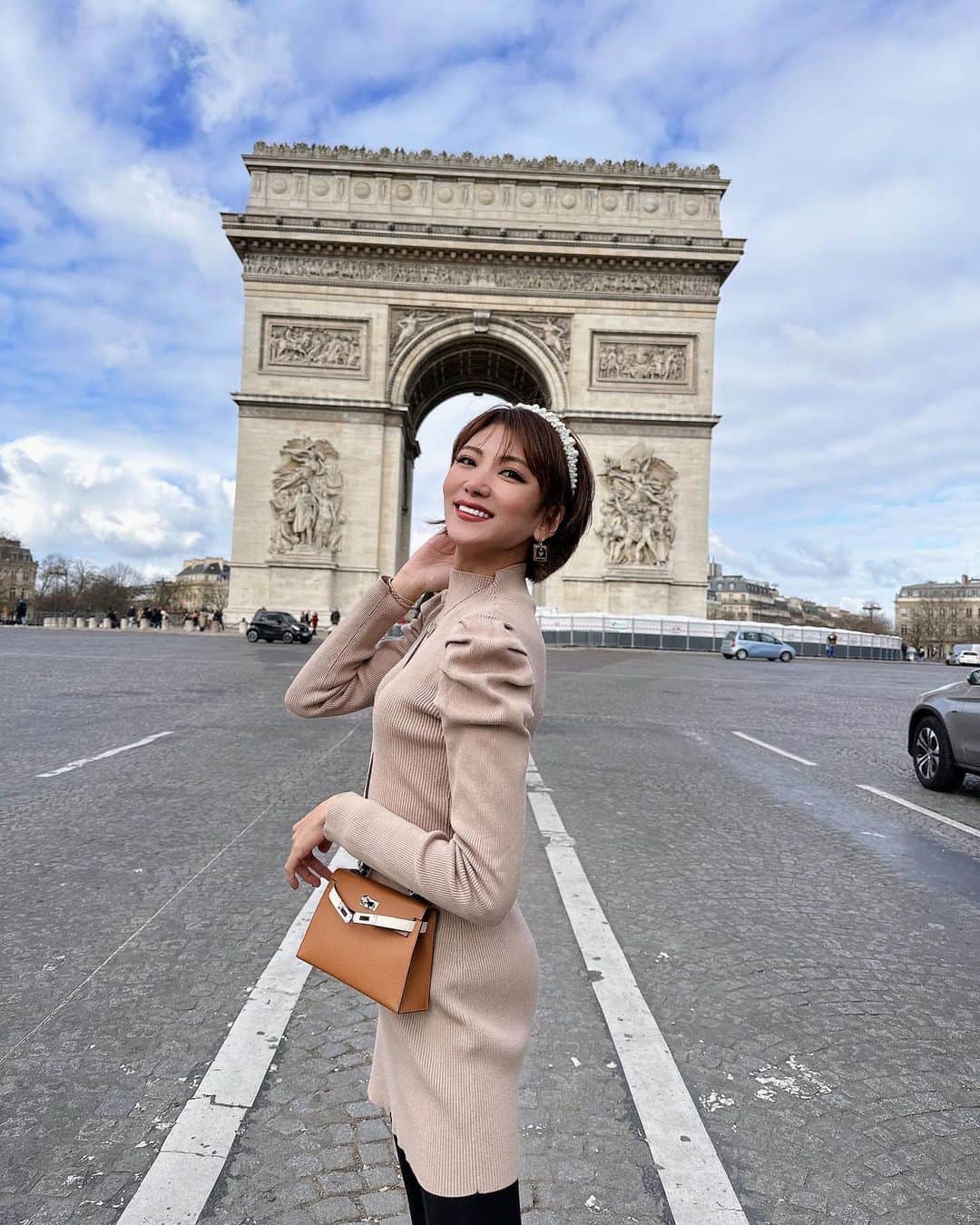 坂井雪乃さんのインスタグラム写真 - (坂井雪乃Instagram)「Arc de triomphe de l'Étoile🇫🇷✨✨  あまりの大きさと迫力に驚き👏✨ 凱旋門を間近で見ることができて嬉しかった〜☺️❣️ 実際の大きさが分かり易いのは3枚目かな☺︎  #凱旋門 #arcdetriomphe  #パリ #paris  #フランス #france  #yukino_travels」4月11日 8時18分 - yukino_sakai