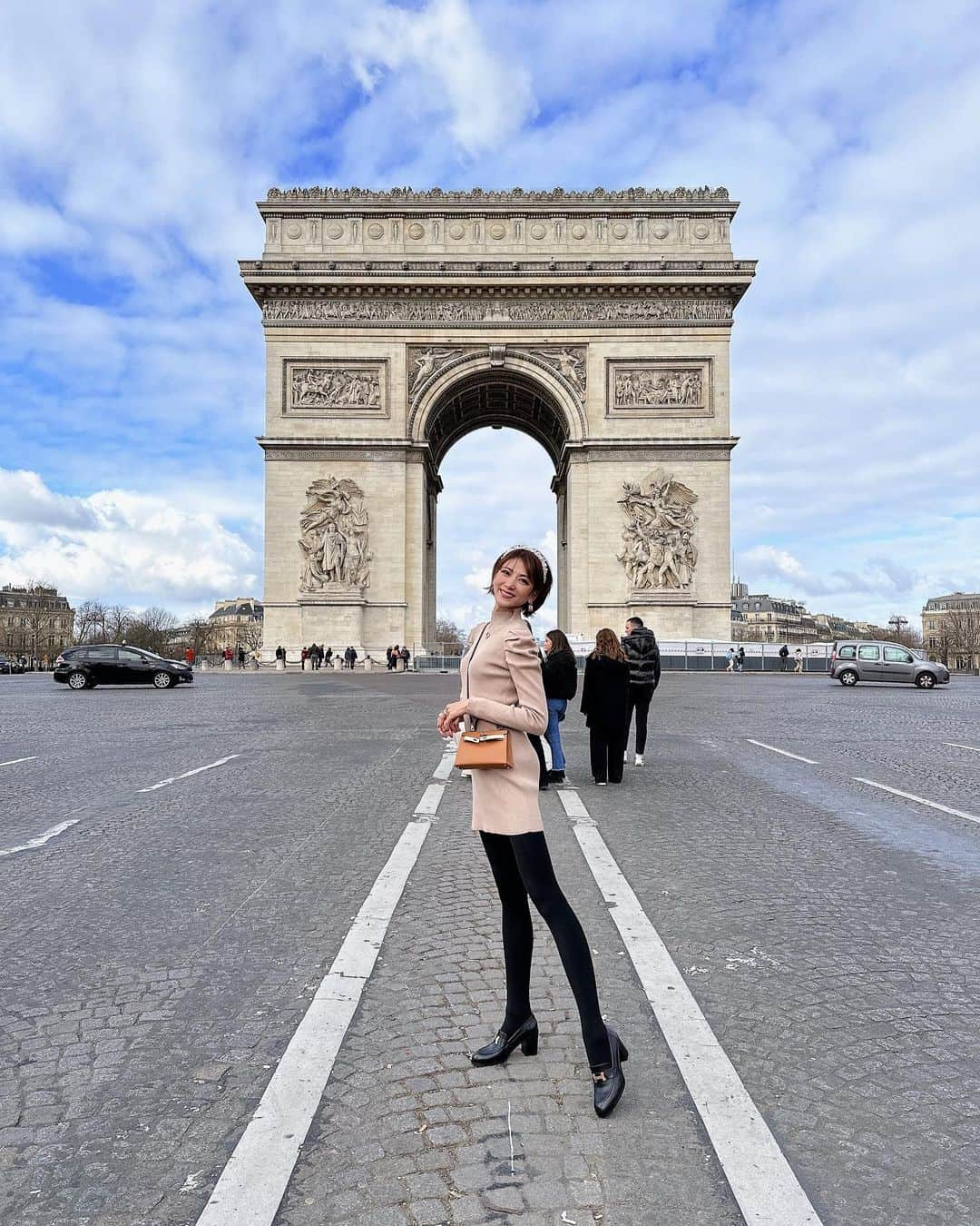 坂井雪乃さんのインスタグラム写真 - (坂井雪乃Instagram)「Arc de triomphe de l'Étoile🇫🇷✨✨  あまりの大きさと迫力に驚き👏✨ 凱旋門を間近で見ることができて嬉しかった〜☺️❣️ 実際の大きさが分かり易いのは3枚目かな☺︎  #凱旋門 #arcdetriomphe  #パリ #paris  #フランス #france  #yukino_travels」4月11日 8時18分 - yukino_sakai