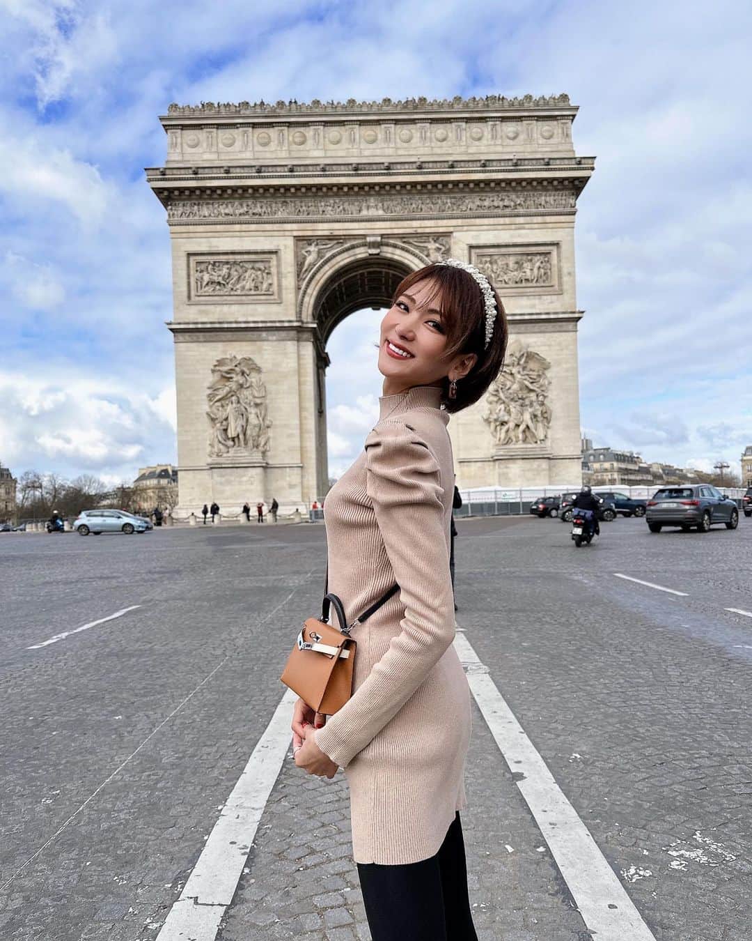 坂井雪乃のインスタグラム：「Arc de triomphe de l'Étoile🇫🇷✨✨  あまりの大きさと迫力に驚き👏✨ 凱旋門を間近で見ることができて嬉しかった〜☺️❣️ 実際の大きさが分かり易いのは3枚目かな☺︎  #凱旋門 #arcdetriomphe  #パリ #paris  #フランス #france  #yukino_travels」