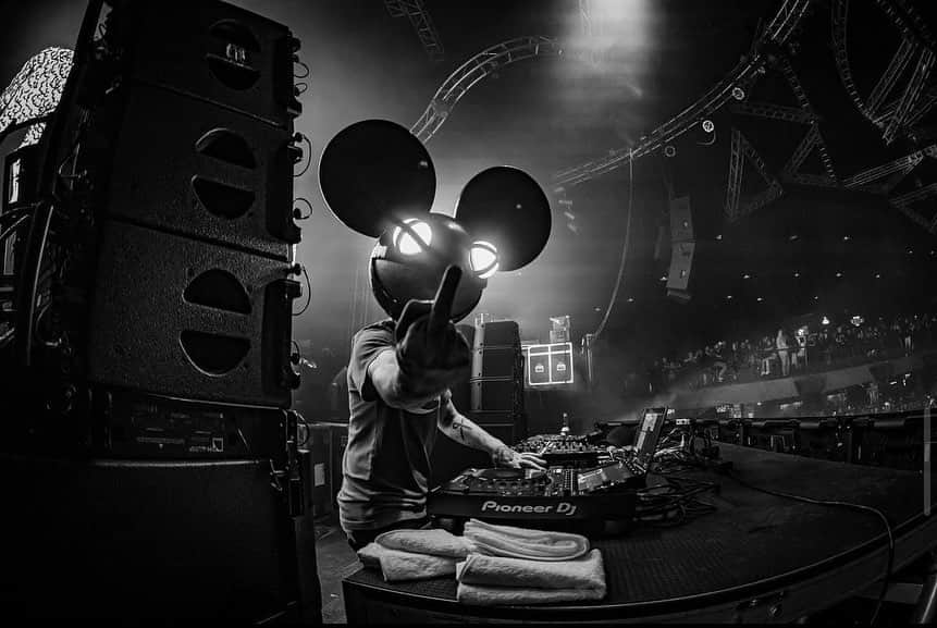デッドマウスのインスタグラム：「horde! 🗣️ we're giving away 2x general admission tix for the 'we are friends x @sound_nightclub 2023 residency' this thursday to 1 lucky winner :D come hang w/ @deadmau5, @spencerbrownofficial, & @imdjdee... follow the directions below to enter now, giveaway closes on April 13th @ 10AM PT, enter via 🔗 in bio!  **must sign up for mau5trap label alerts via Laylo. **must follow @mau5trap on Instagram & TikTok.」