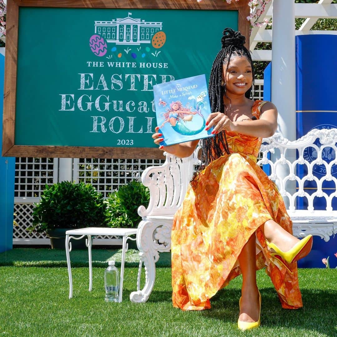 ハリウッド・リポーターさんのインスタグラム写真 - (ハリウッド・リポーターInstagram)「#TheLittleMermaid star #HalleBailey read 'The Little Mermaid: Make a Splash' to the kids at the White House 2023 Easter Egg Roll.」4月11日 8時36分 - hollywoodreporter