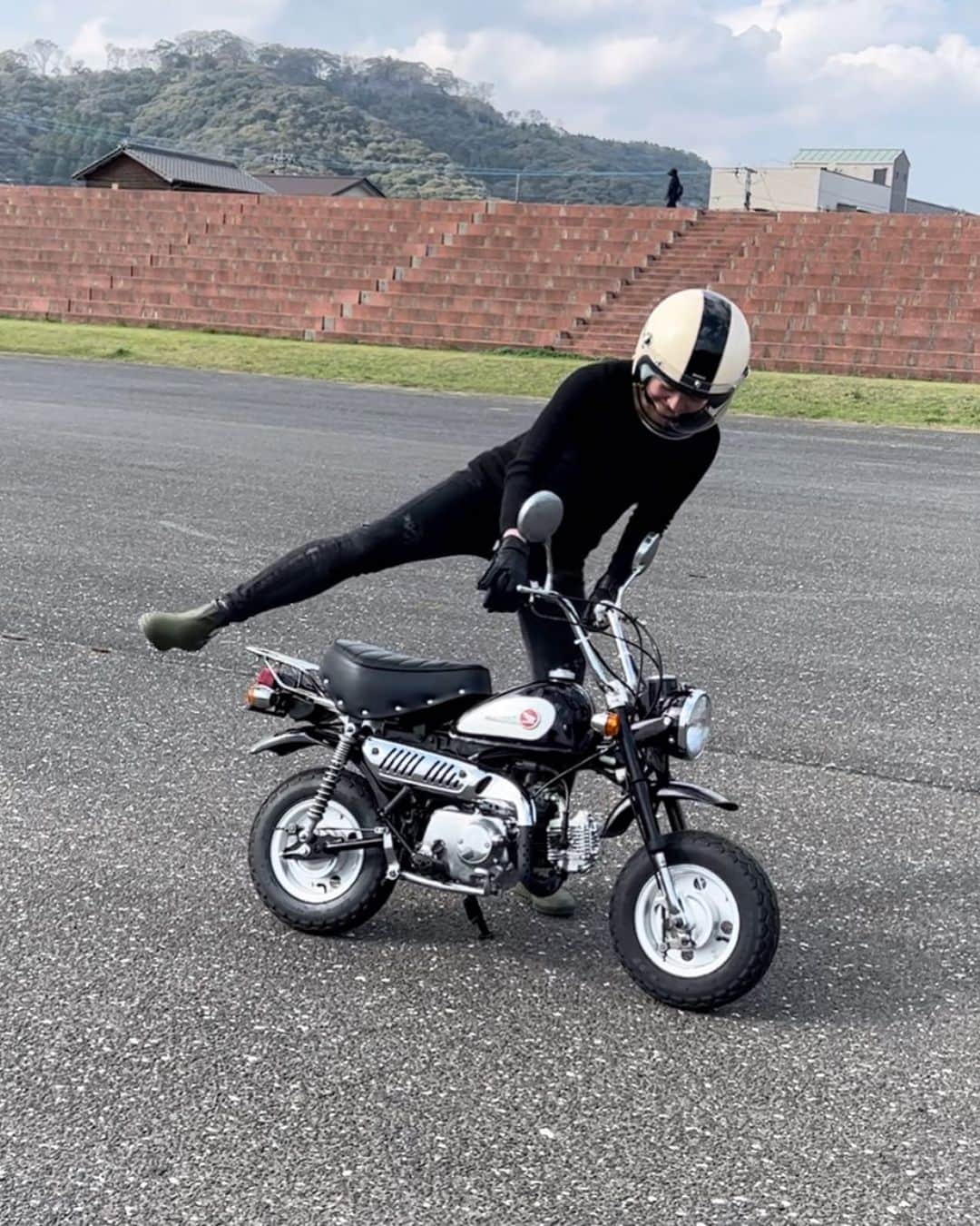 間々田佳子のインスタグラム：「2023年新しいチャレンジ HONDAモンキー購入  いつか 大自然の中を 風のように走りたい…😍  まだまだ練習が…必要…🥲  #間々田佳子 #モンキー #honda #monkey #バイク好きな人と繋がりたい #体幹トレーニング」