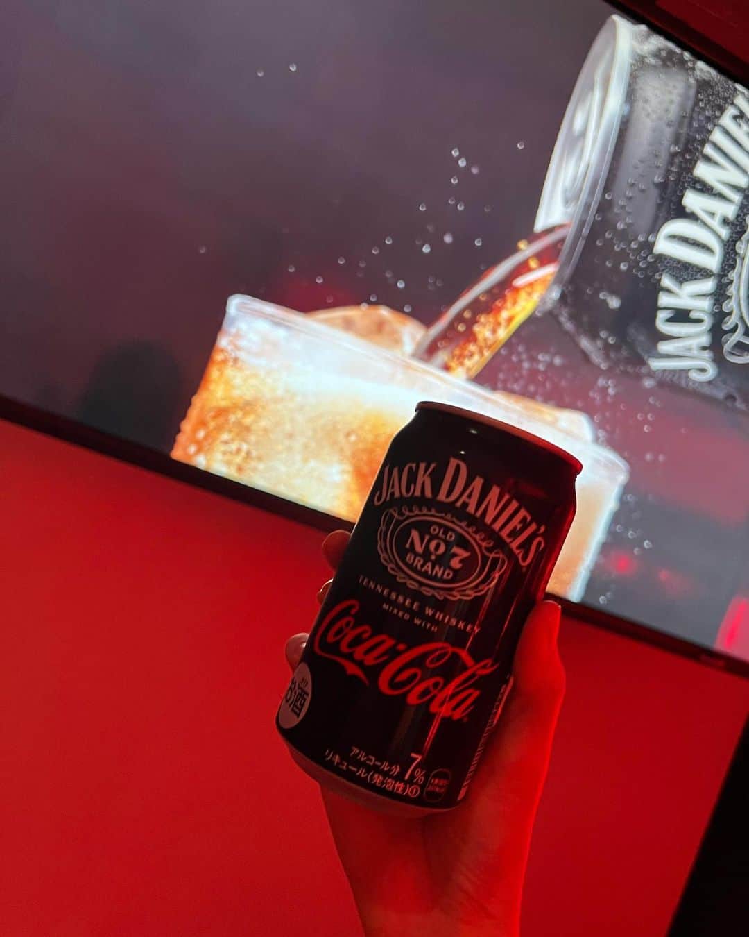 尾崎ありささんのインスタグラム写真 - (尾崎ありさInstagram)「コカ･コーラを使った初のアルコール製品「ジャックダニエル&コカ･コーラ」の発売を記念して、4/11から4/16までの期間限定でジャックコーク バーが渋谷にオープンします🫧   「コカ･コーラ」の爽やかな味わいと「ジャックダニエル」のテネシーウイスキーの豊かな風味が絶妙なバランスで楽しめる！ 130年以上愛されてきた2大ブランドだからこその、唯一無二の“本格的な味わい”  甘めのお酒が好きな私にぴったりでした❤️  #ジャックコーク #Jackandcoke #PR #お酒は20歳になってから #ウイスキー #バー #cocktail #ジャックダニエル #コカコーラ #お酒 #おしゃれさんと繋がりたい #ウィスキー #コーラ #渋谷グルメ #カクテル #酒 #晩酌 #コーク #酒スタグラム #whiskey #お酒作り #drink #乾杯 #飲酒ダグラム #ダーツ #shibuya #渋谷バー #drinking #渋谷 #bar」4月10日 23時50分 - also1219